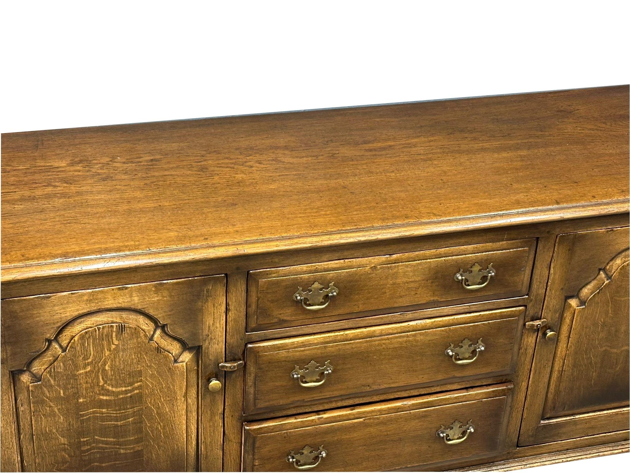 A large George III style Ipswich oak sideboard./dresser with 3 drawers and 2 cupboards. 166x52x79cm - Image 3 of 4