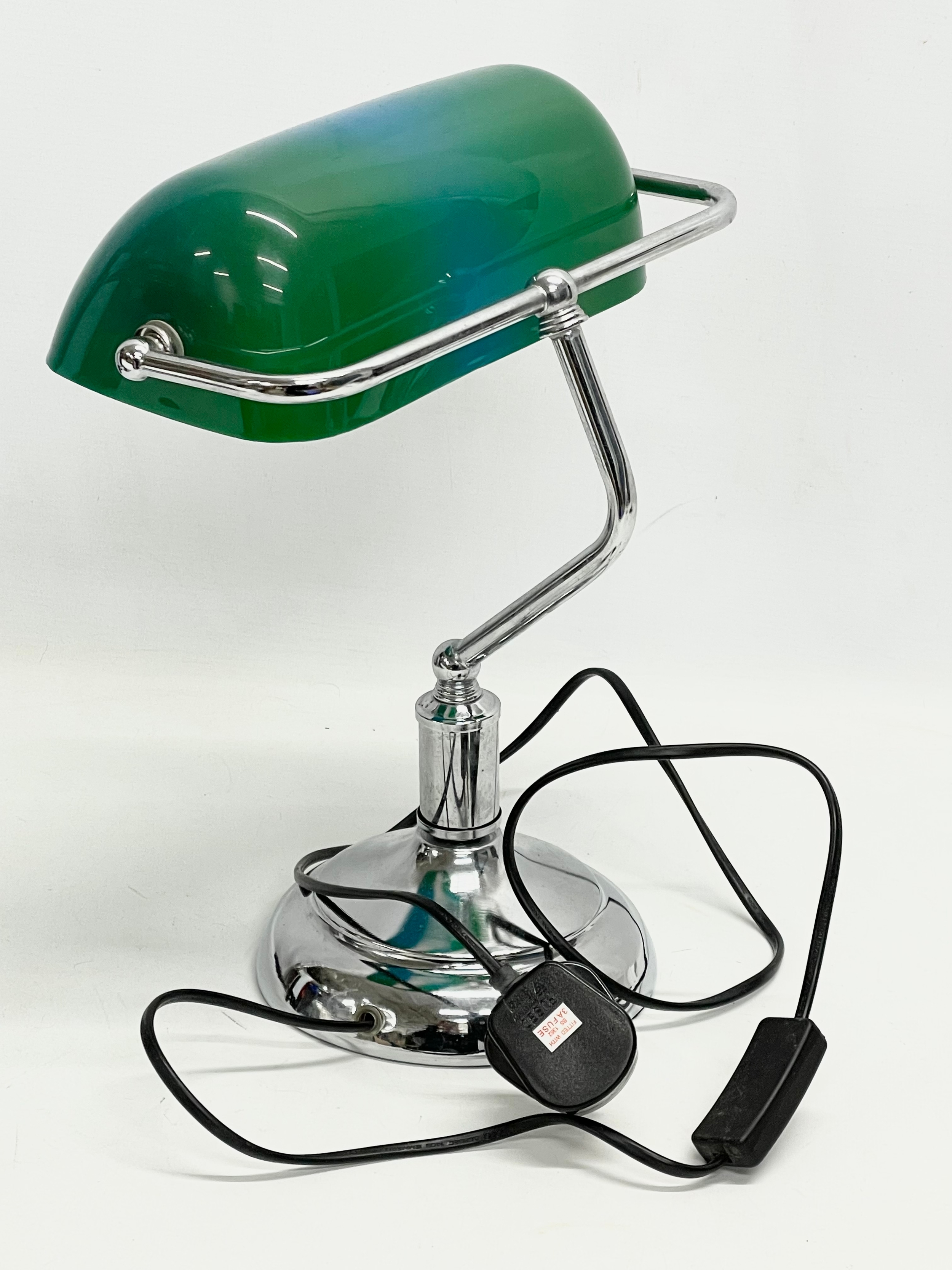 A desk lamp with plastic shade. 28x36cm - Image 2 of 2