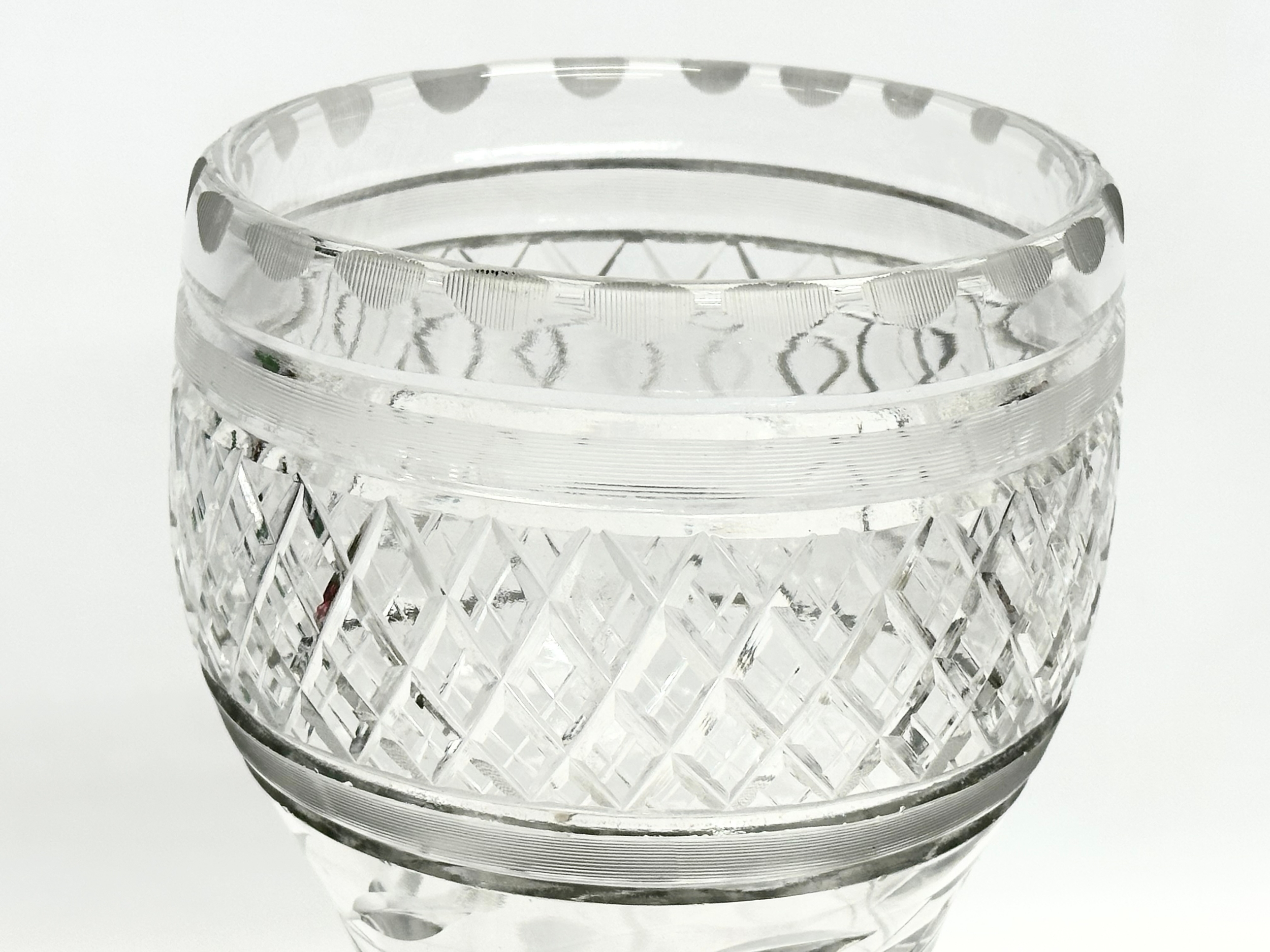 A large early 20th century good quality cut glass vase with etched sunflowers. Circa 1910. 31cm - Image 2 of 7