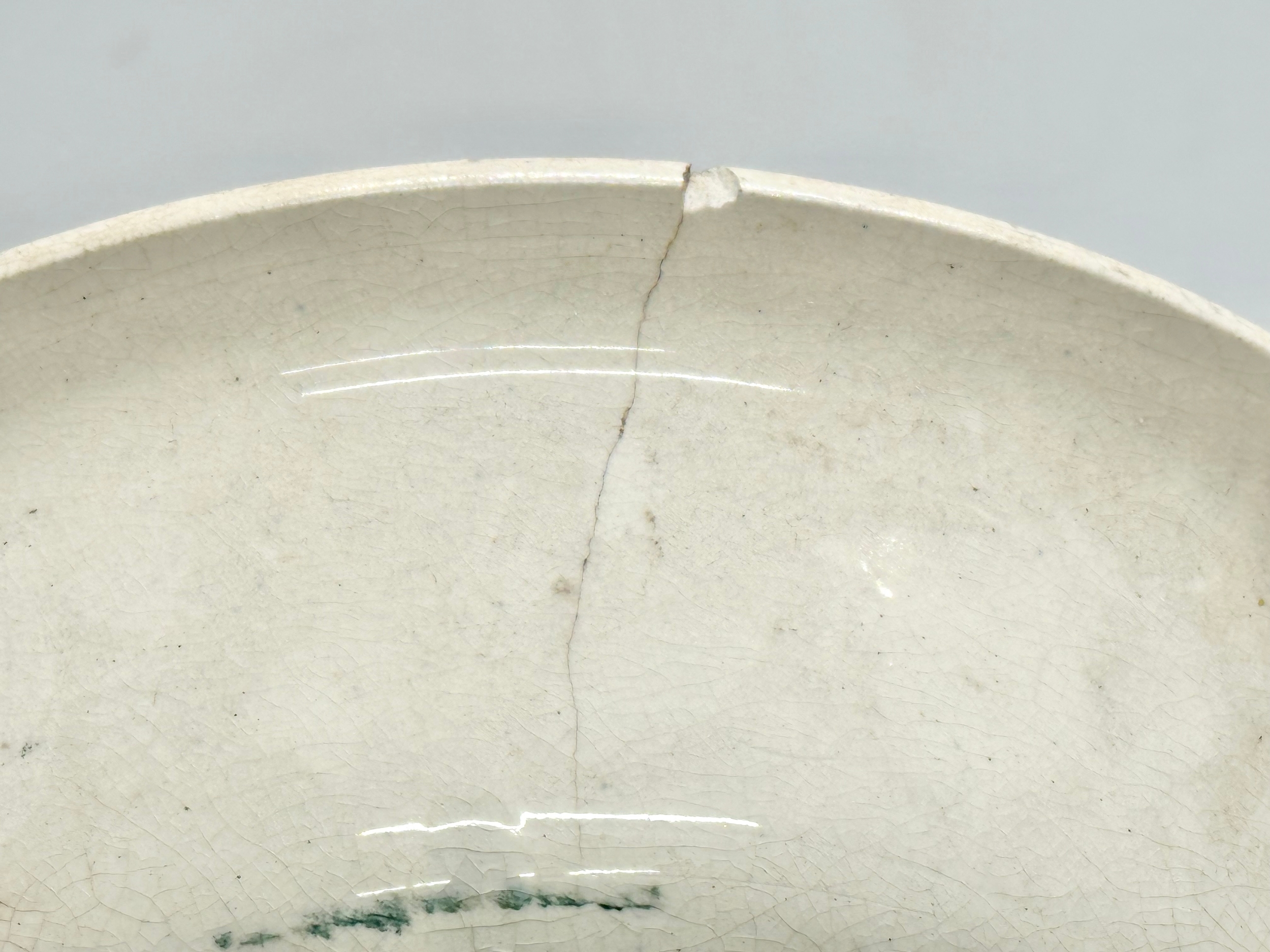 A large Mid 19th Century Scottish Sponge Ware bowl. 26.5x6cm - Image 4 of 5