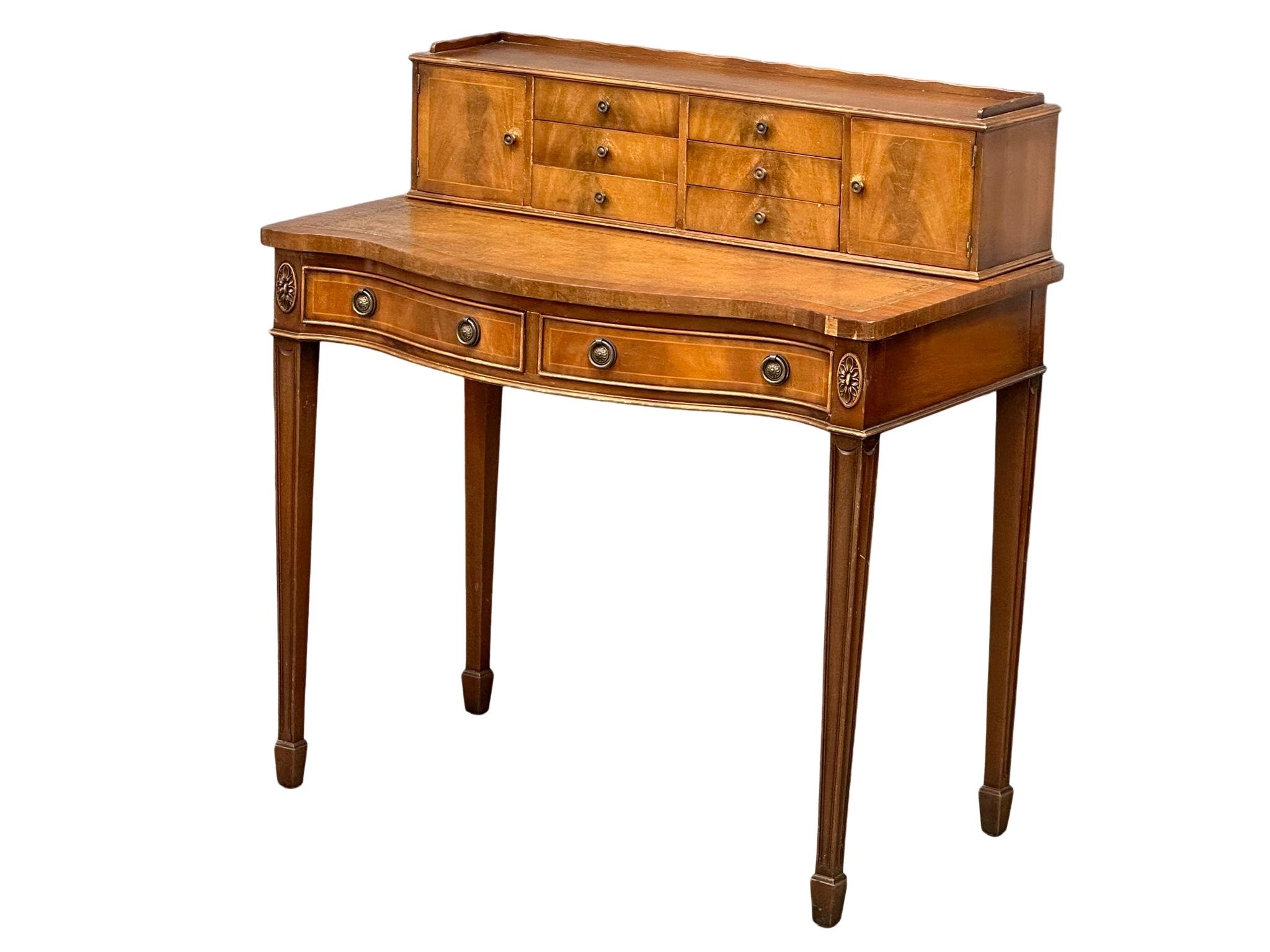 A Hepplewhite style mahogany writing desk with leather top. 91x51x98cm - Image 4 of 6