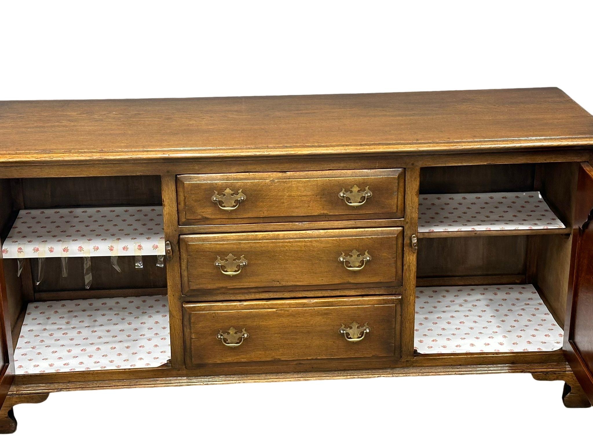 A large George III style Ipswich oak sideboard./dresser with 3 drawers and 2 cupboards. 166x52x79cm - Image 2 of 4