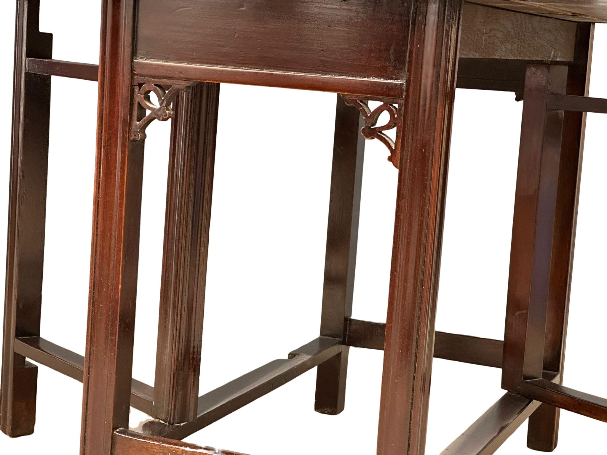 An early 19th century Chinese Chippendale style drop-leaf dining table, circa 1800-1820. 145cm x - Image 5 of 5