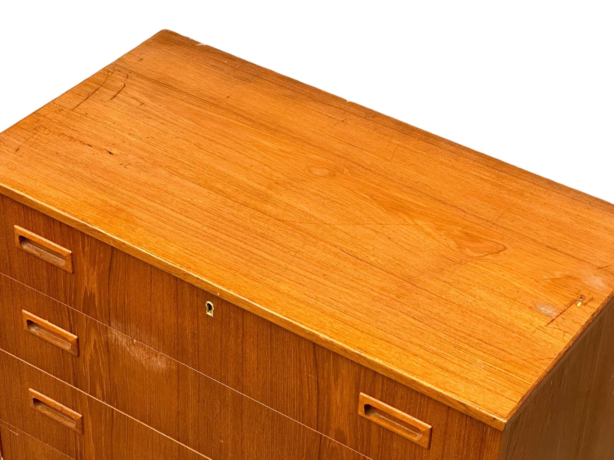 A Danish Mid Century teak chest of drawers. 77x41x79cm - Bild 6 aus 6