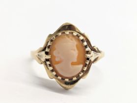 A vintage 9ct gold cameo ring. UK size U.