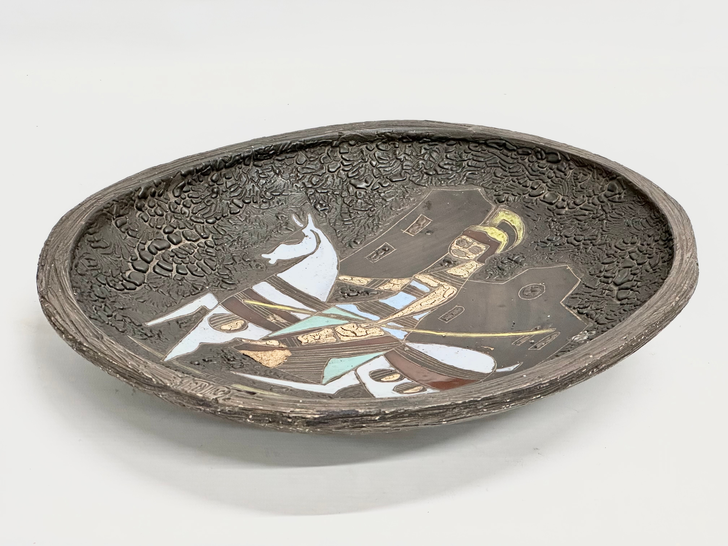 A large Mid 20th Century wall plaque/bowl by renowned pottery maker Manuel Benlloch. 31x36x5cm - Image 4 of 7