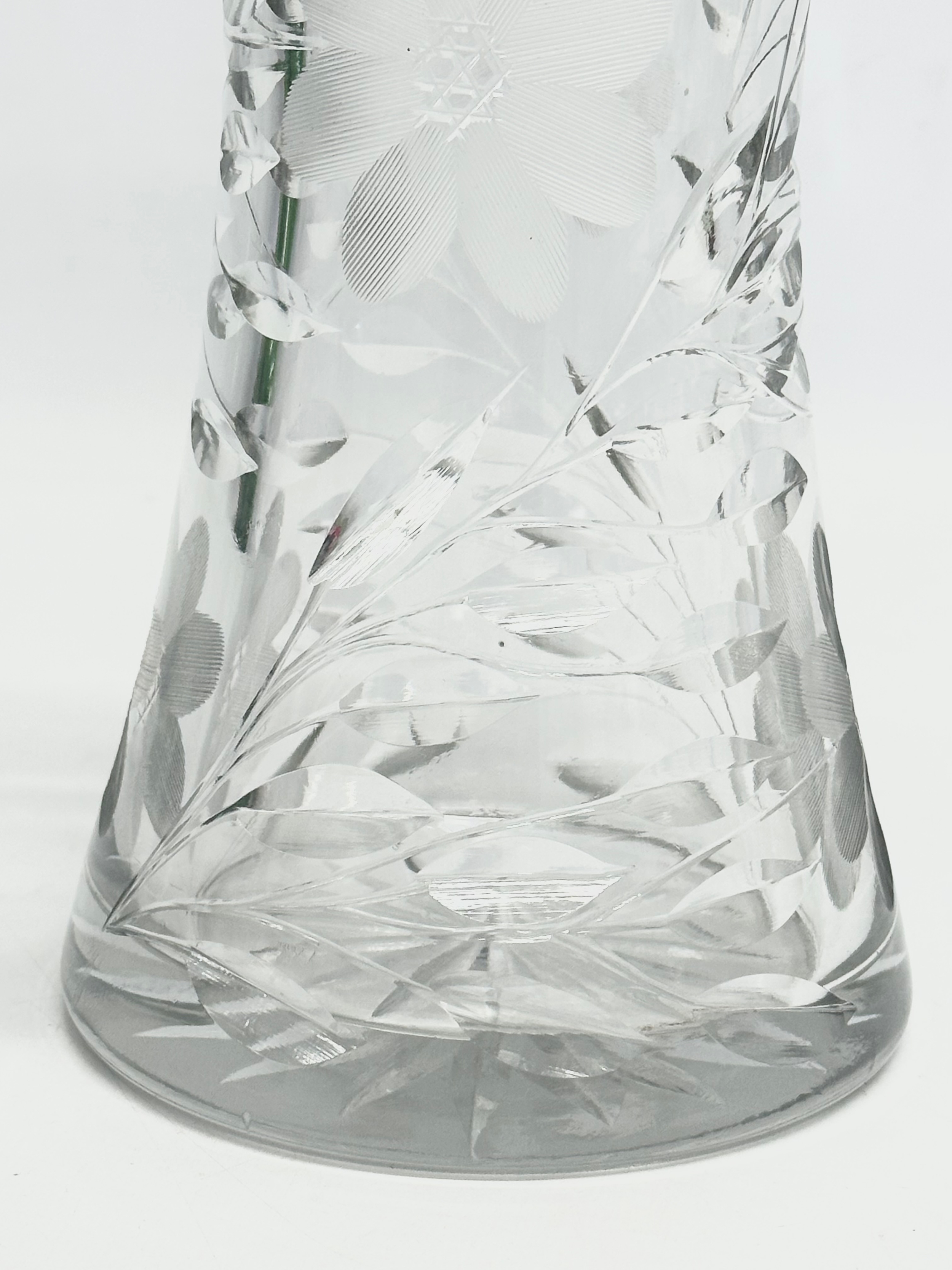 A large early 20th century good quality cut glass vase with etched sunflowers. Circa 1910. 31cm - Image 5 of 7