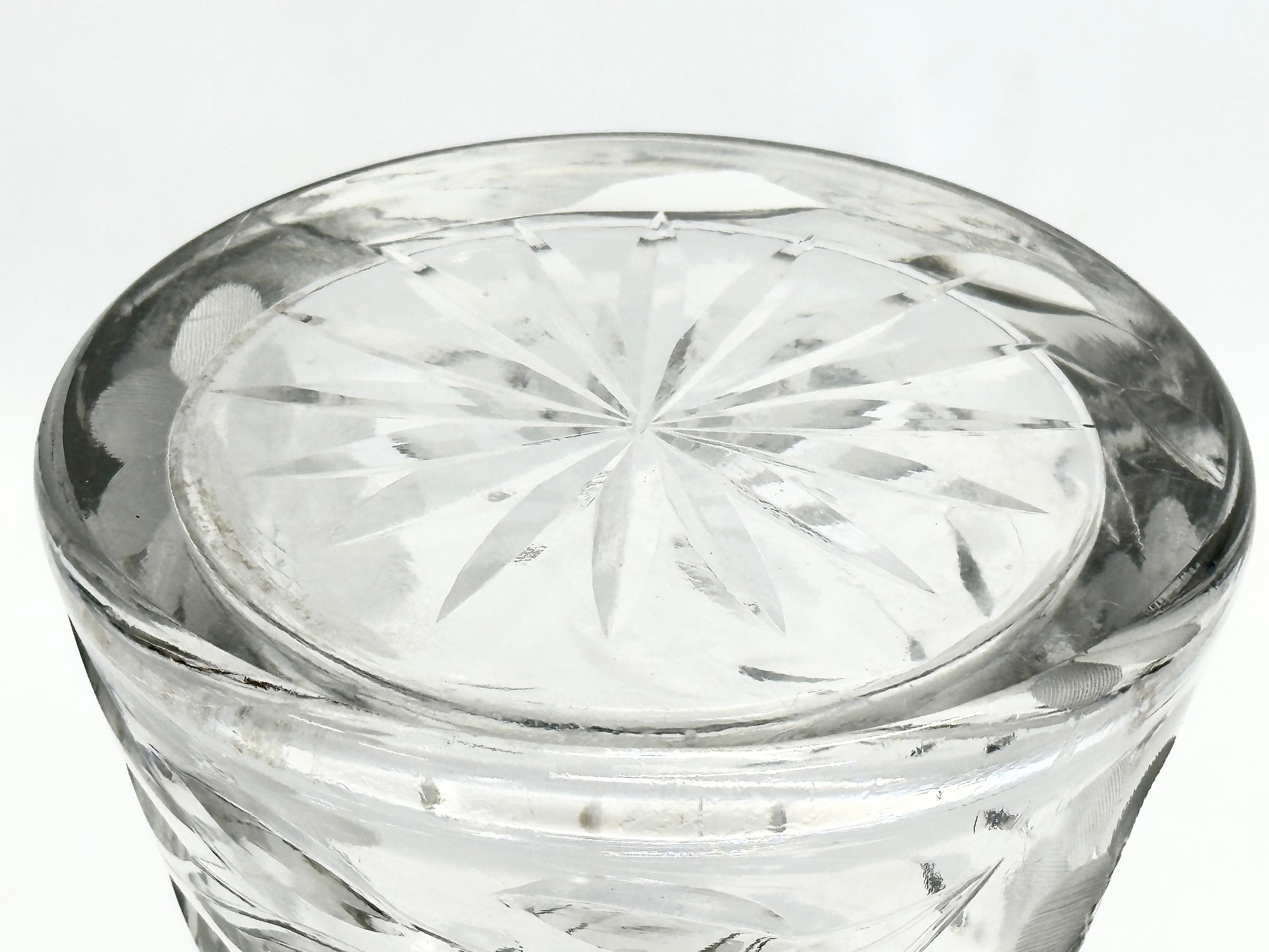 A large early 20th century good quality cut glass vase with etched sunflowers. Circa 1910. 31cm - Image 7 of 7