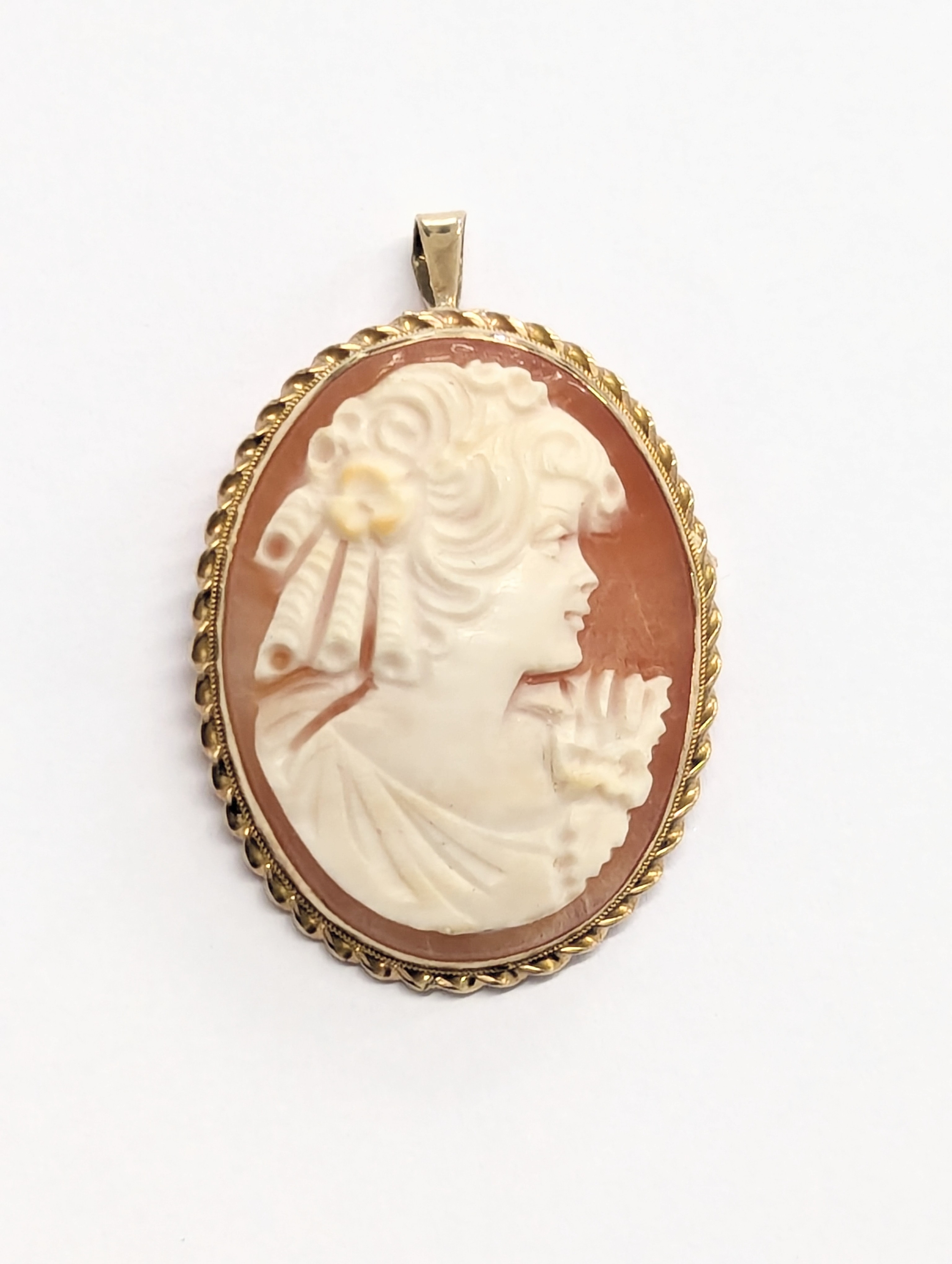 A vintage 9ct gold cameo brooch/pendant. 2.5x4cm. Total weight 6.4g. - Image 3 of 3