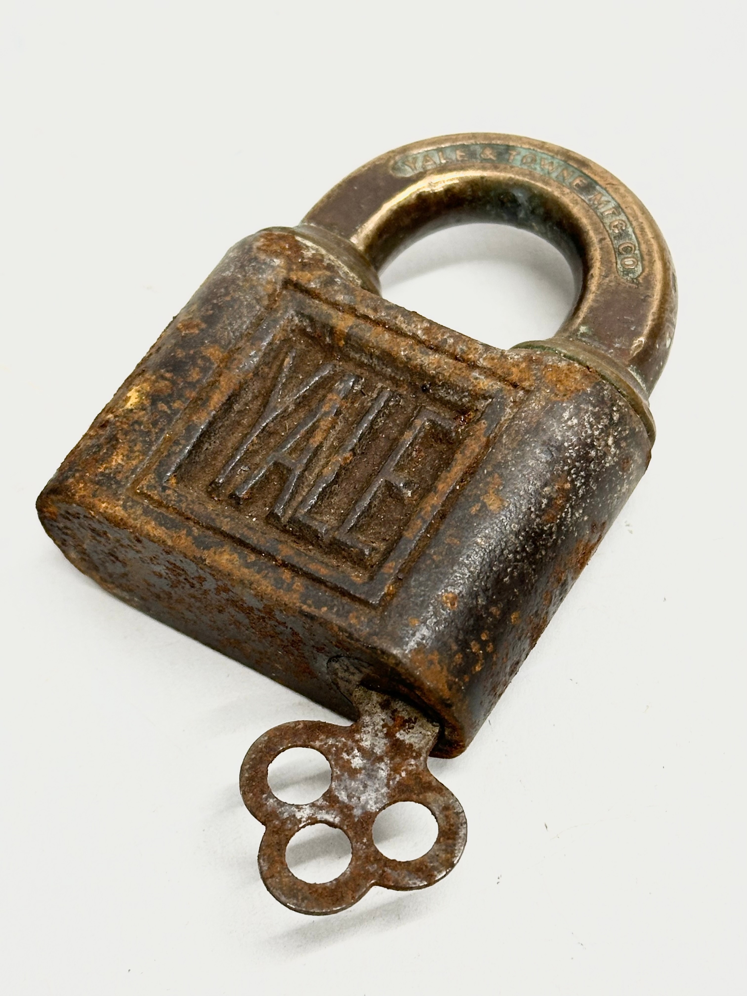 4 Victorian heavy padlocks with an Early 20th Century Yale padlock. Improved Patent Tumbler etc. - Image 8 of 8