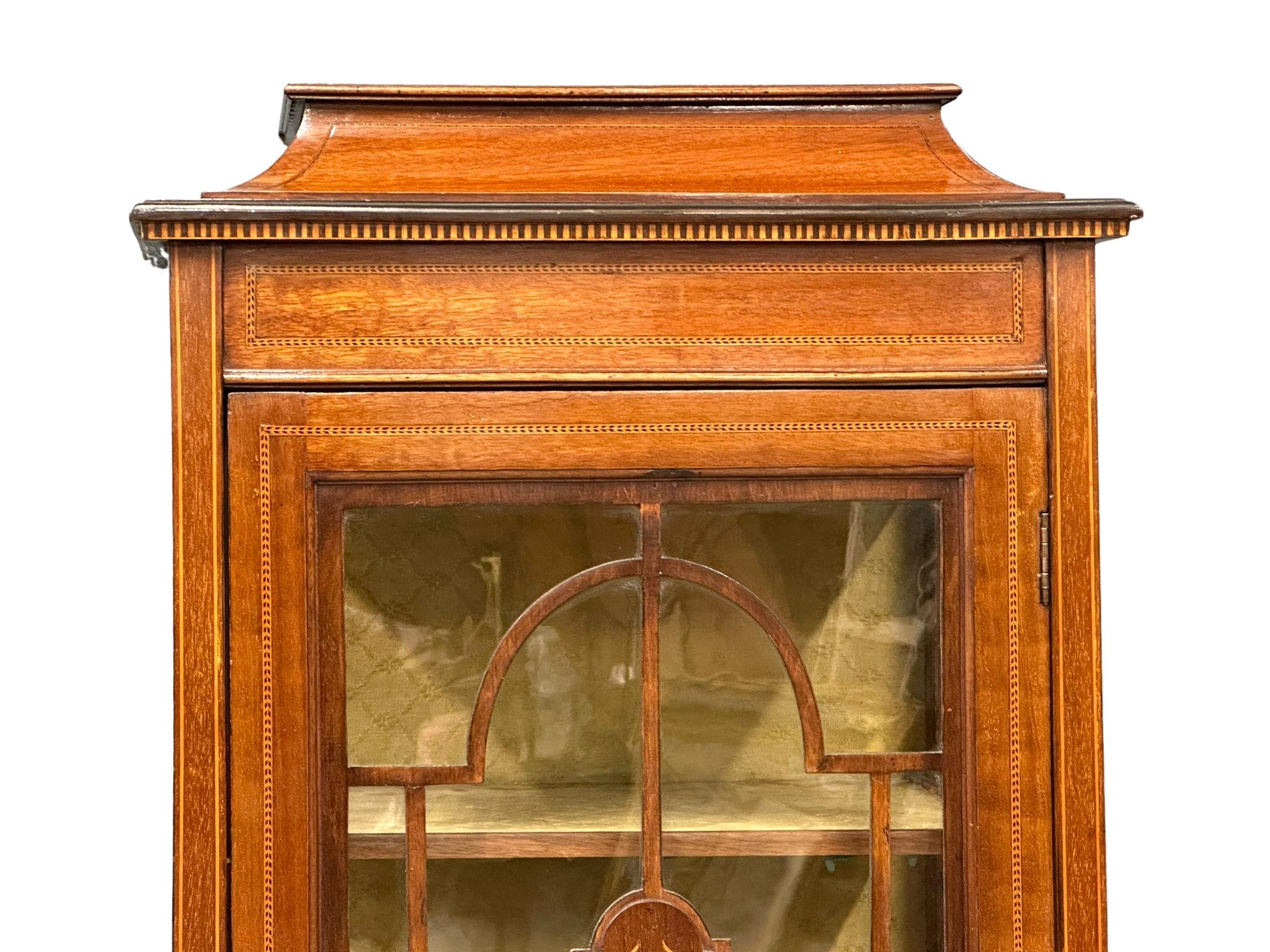 An Edwardian inlaid mahogany display cabinet. 56x34x123cm - Image 5 of 5