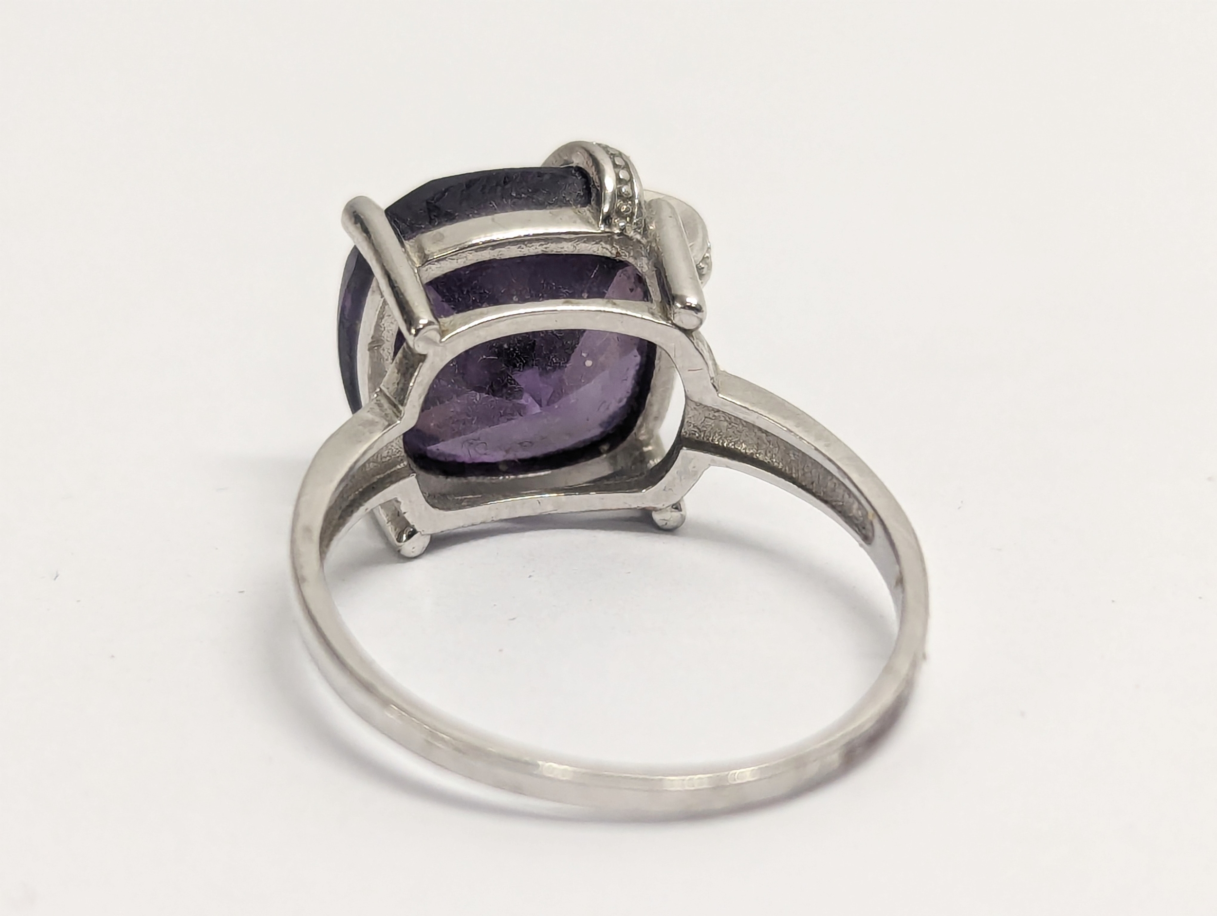 A silver ring. UK size Q - Image 3 of 3