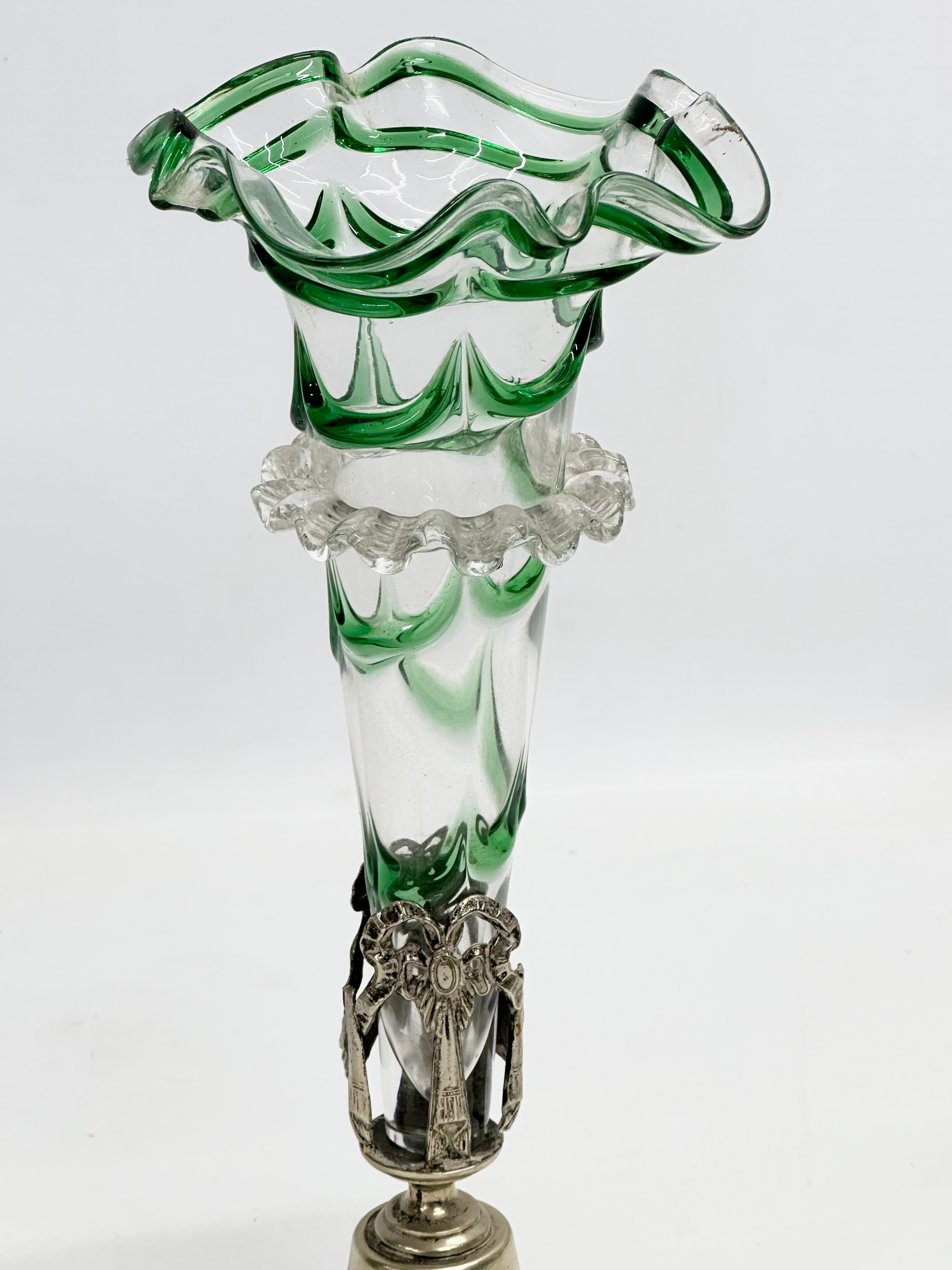 4 Late 19th Century glass epergne vases on silver plated stands. A good quality green frilled rim - Bild 7 aus 7