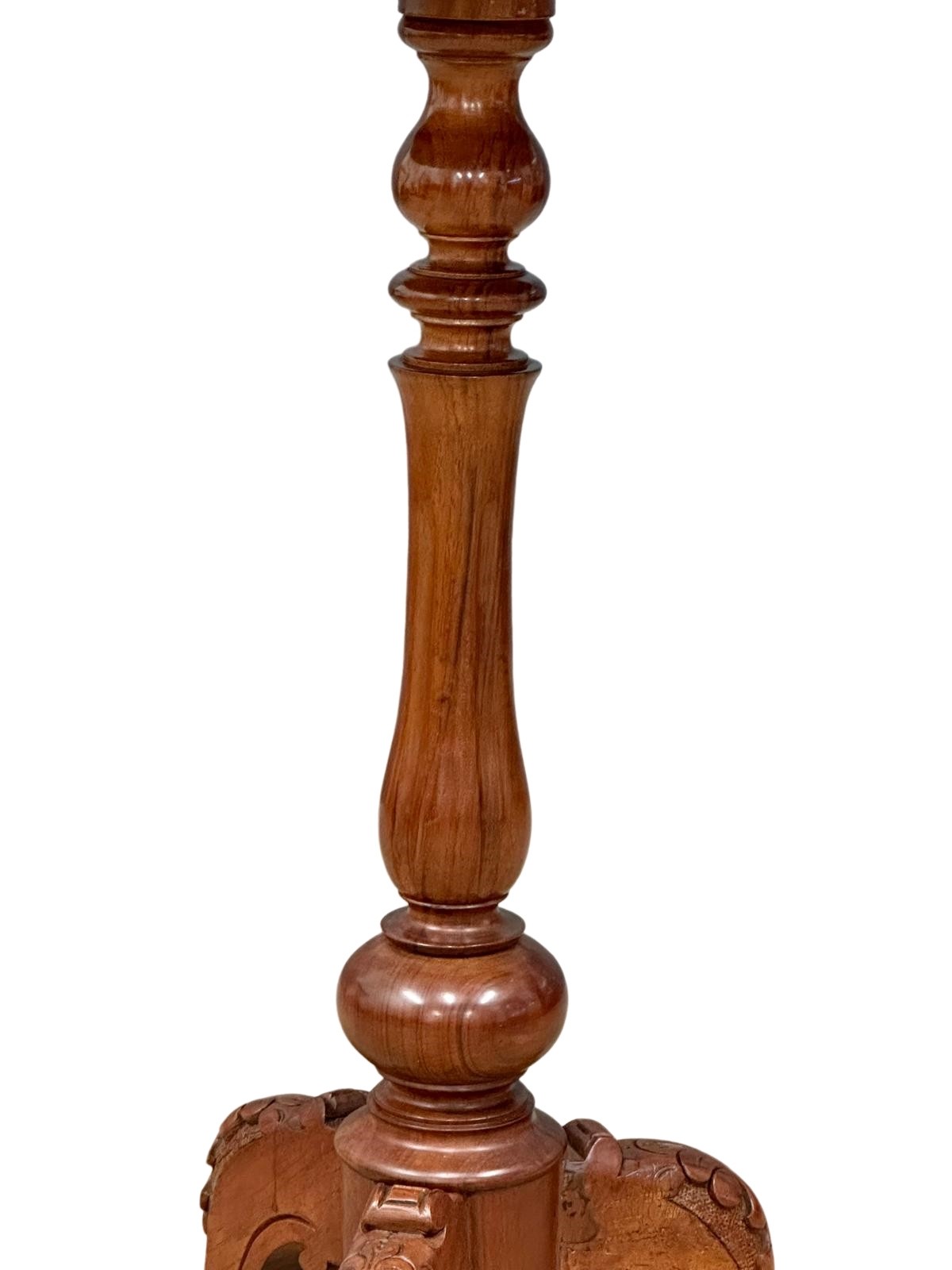 A Mid Victorian mahogany pedestal table on cabriole legs. 61x45x69cm - Image 3 of 4