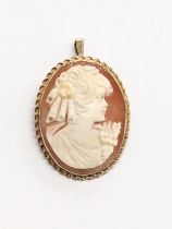 A vintage 9ct gold cameo brooch by William John Pellow. 4.5x5cm. Total weight 12.4g