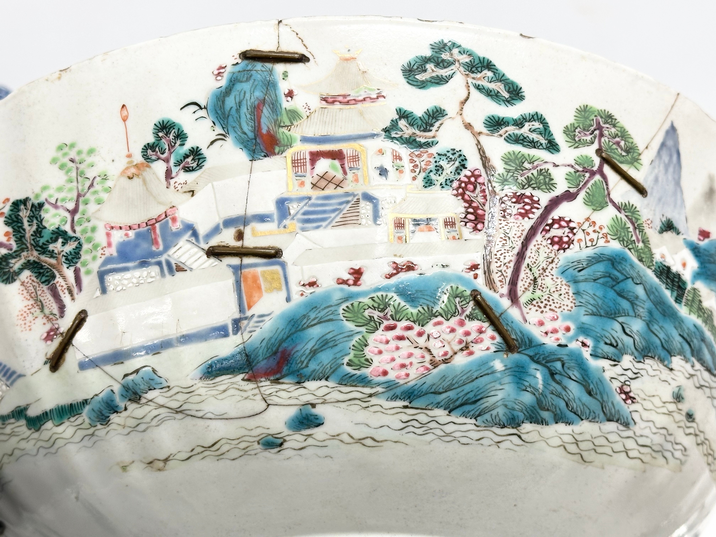 A collection of 18th and 19th Century Chinese and Japanese pottery. A Late 18th Century Chinese - Image 42 of 44