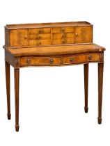 A Hepplewhite style mahogany writing desk with leather top. 91x51x98cm
