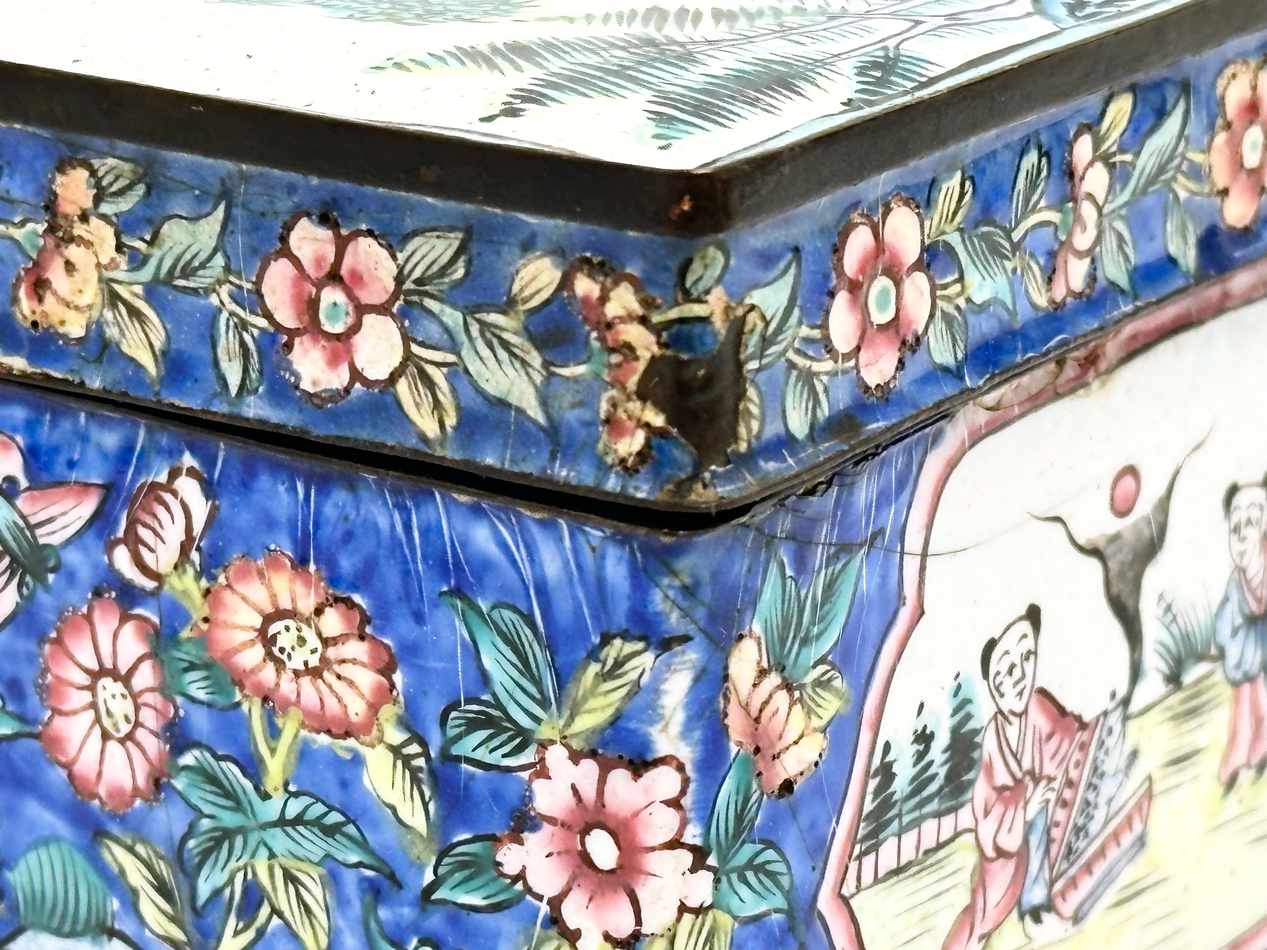 An Early 20th Century Chinese Canton Cloisonné Enamel trinket box. Circa 1900. 9.5x9.5x5.5cm - Image 11 of 12