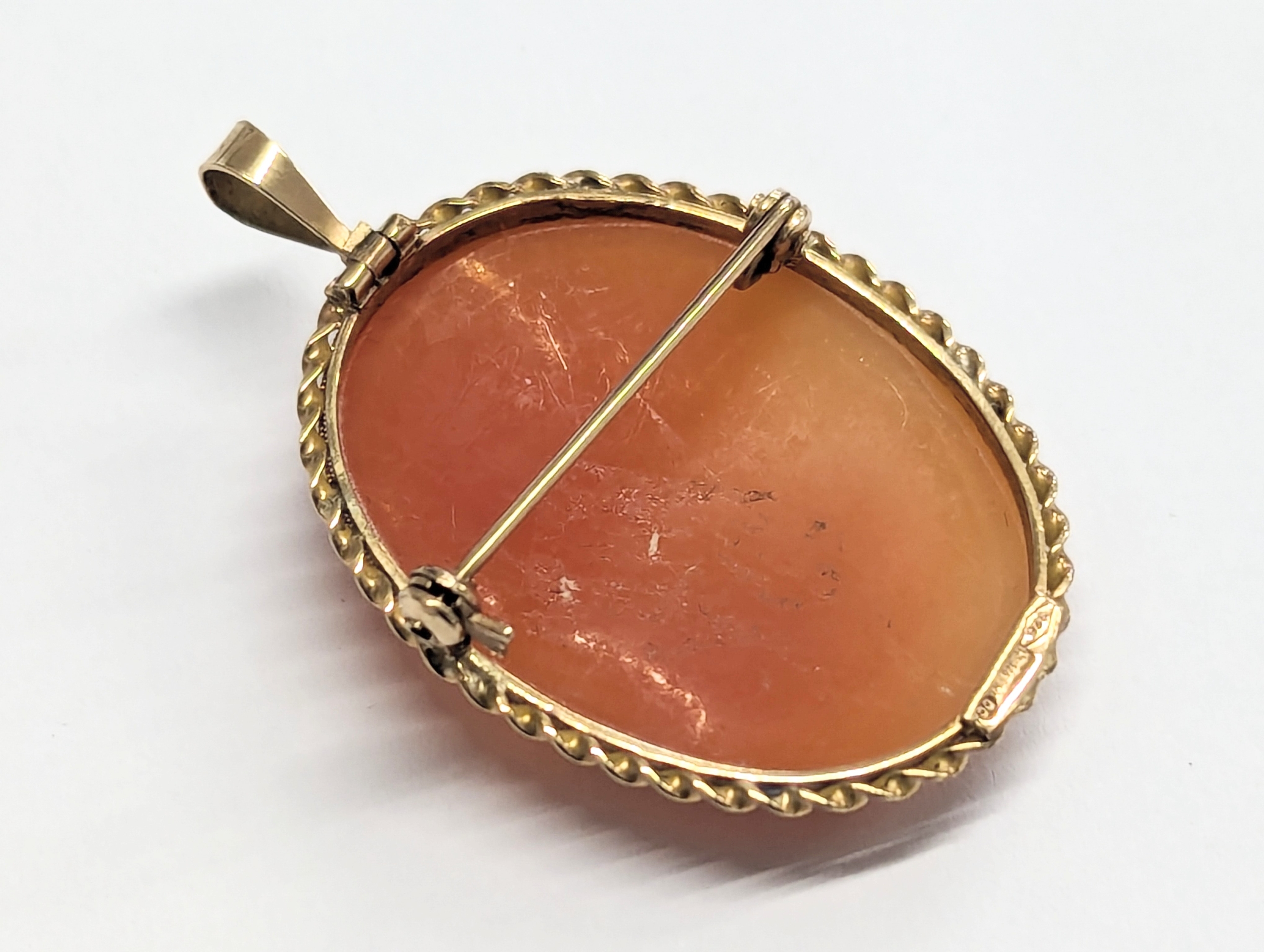 A vintage 9ct gold cameo brooch/pendant. 2.5x4cm. Total weight 6.4g. - Image 2 of 3