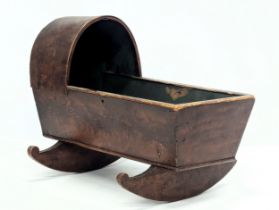 A Late 19th Century / Early 20th Century doll's cradle. 46x28x32cm