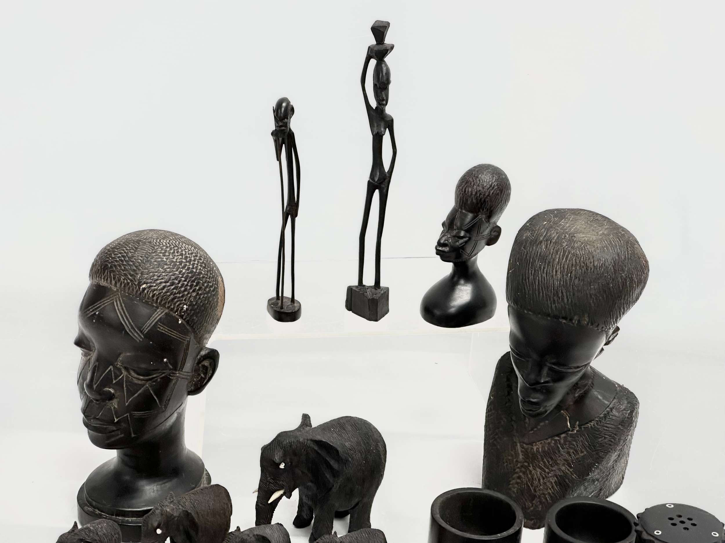 A collection of vintage African carved wooden ornaments and cruet set. - Image 5 of 8