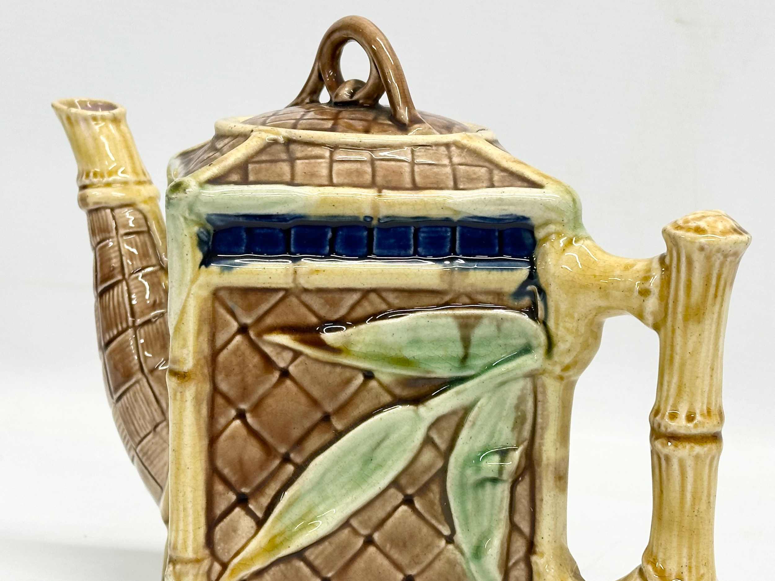 A Late 19th Century Majolica teapot by Thomas Forester. Circa 1880-1890. 24x15x19cm - Image 3 of 6