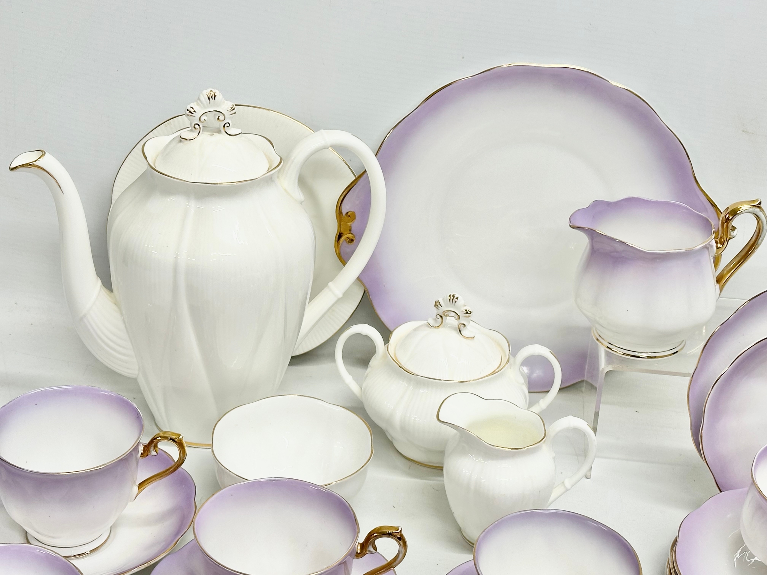 A quantity of Royal Albert tea ware. A 20 piece Royal Albert ‘Rainbow’ tea service with a Royal - Bild 6 aus 7