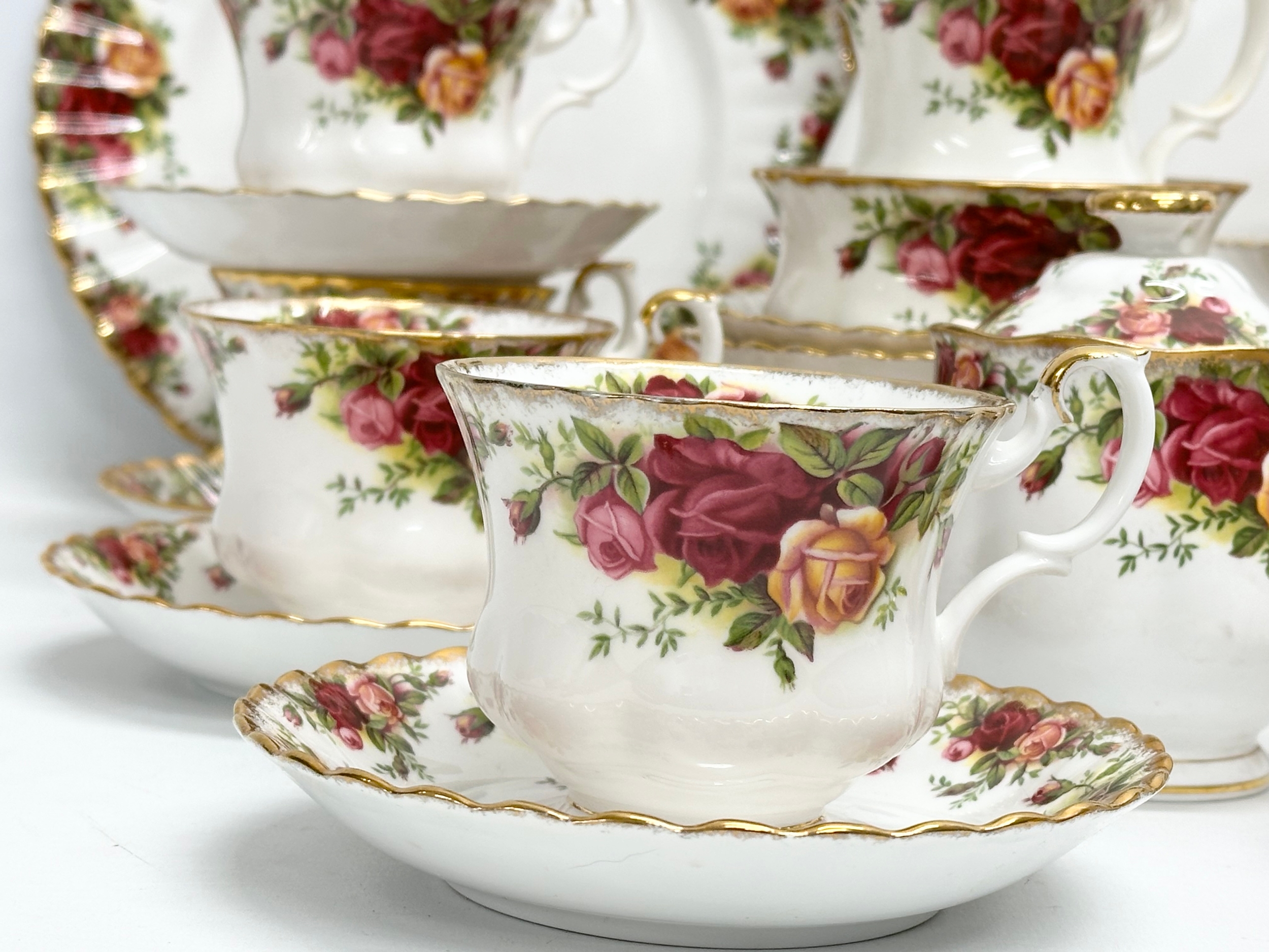 32 piece of Royal Albert ‘Old Country Roses’ tea service. 2 salad plates, a vase, sugar bowl with - Image 4 of 6