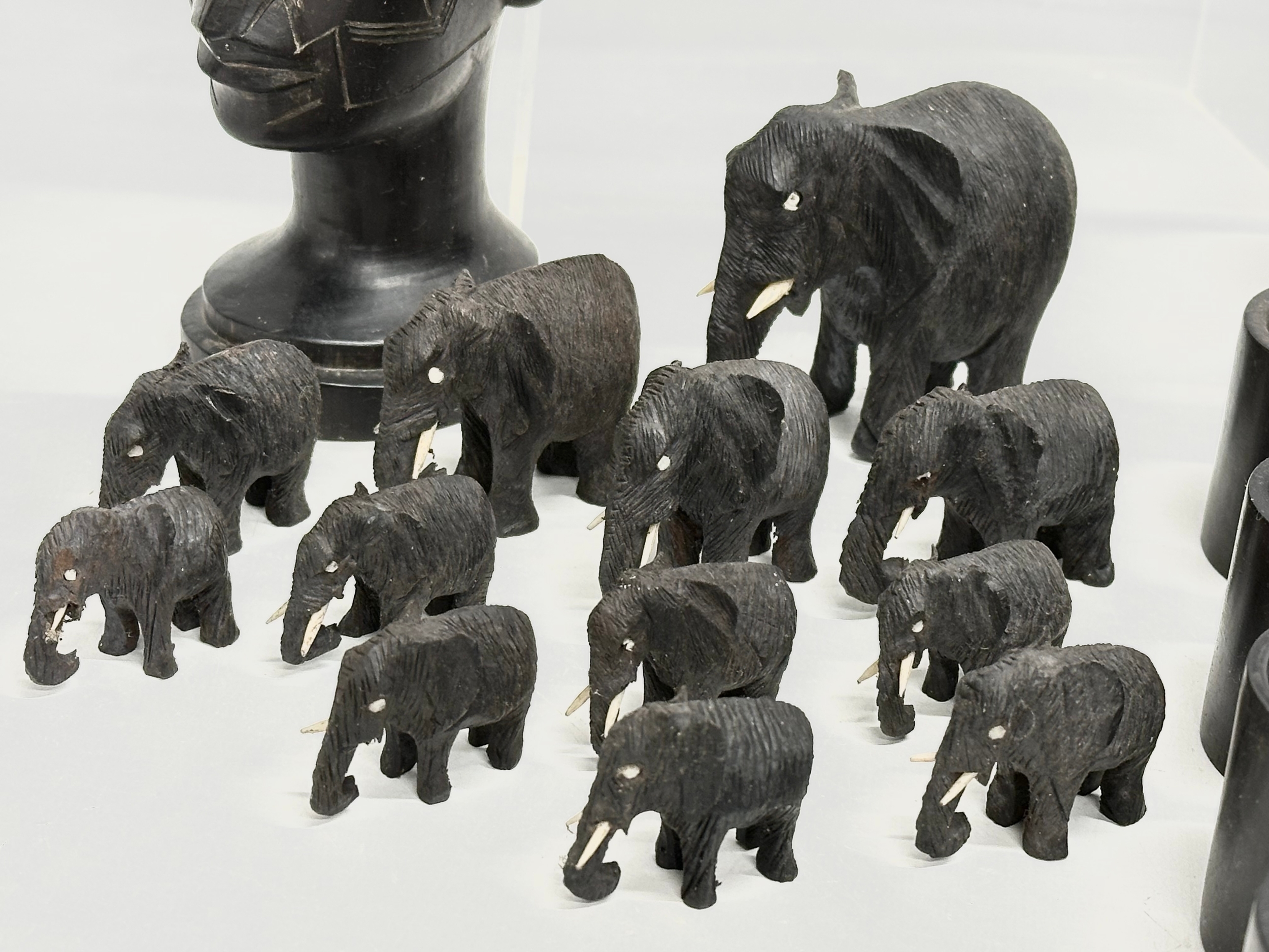 A collection of vintage African carved wooden ornaments and cruet set. - Image 4 of 8