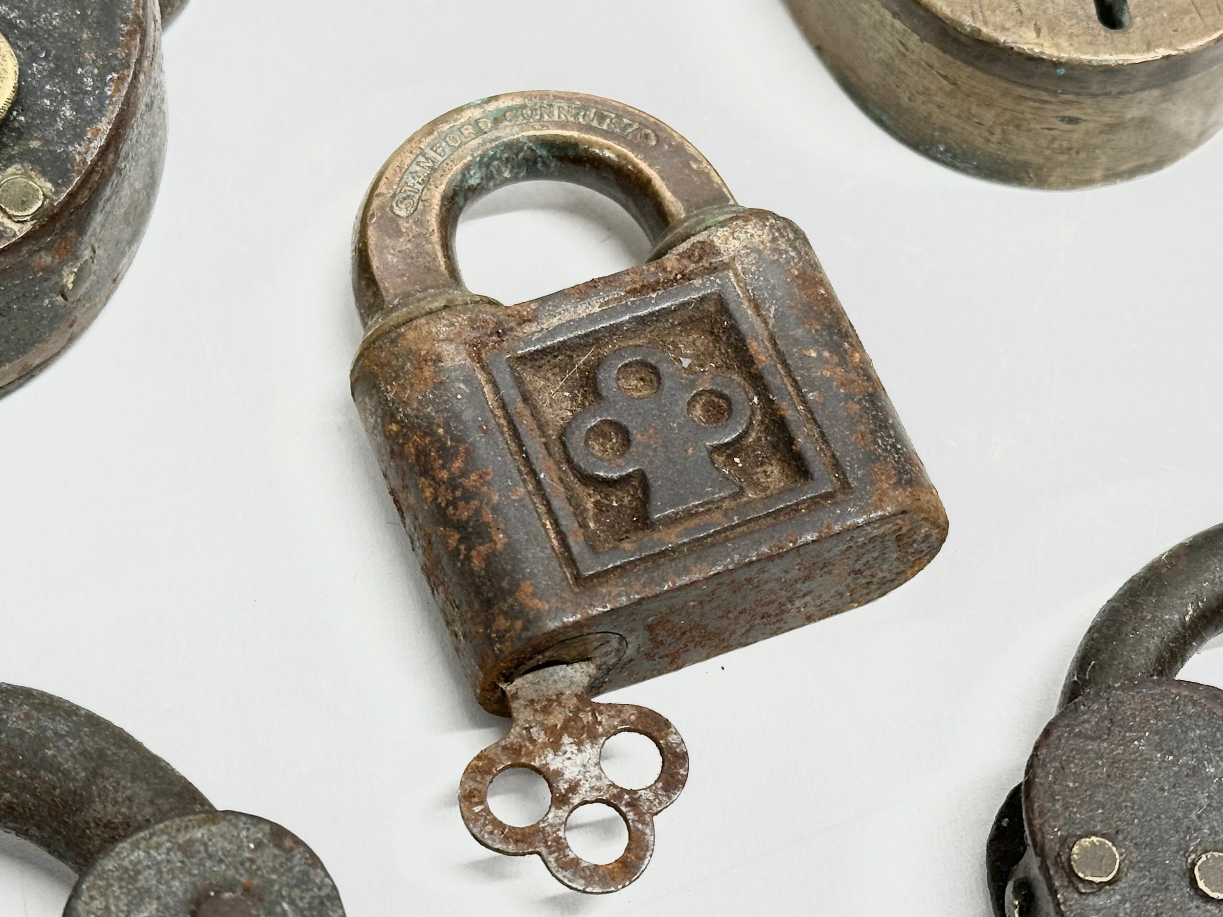 4 Victorian heavy padlocks with an Early 20th Century Yale padlock. Improved Patent Tumbler etc. - Image 4 of 8