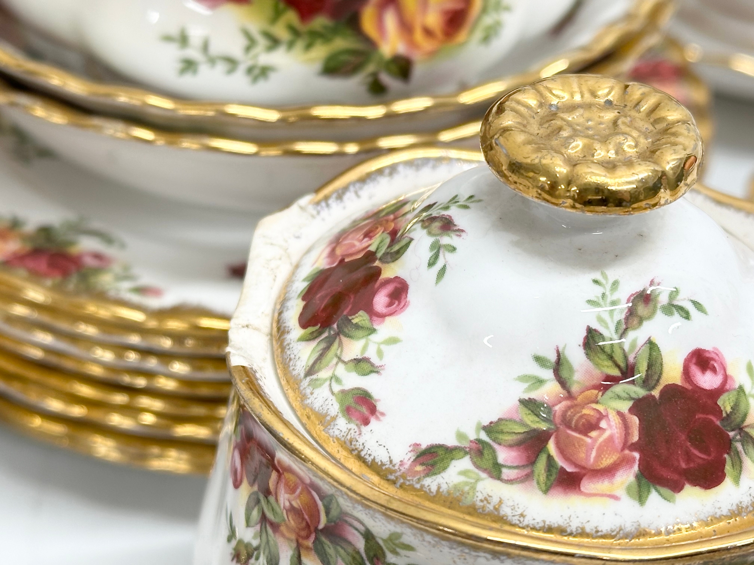 32 piece of Royal Albert ‘Old Country Roses’ tea service. 2 salad plates, a vase, sugar bowl with - Image 5 of 6