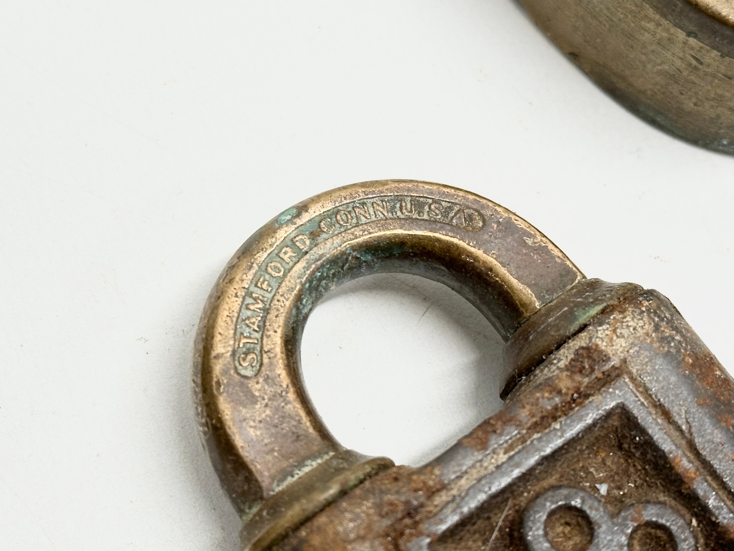 4 Victorian heavy padlocks with an Early 20th Century Yale padlock. Improved Patent Tumbler etc. - Image 5 of 8