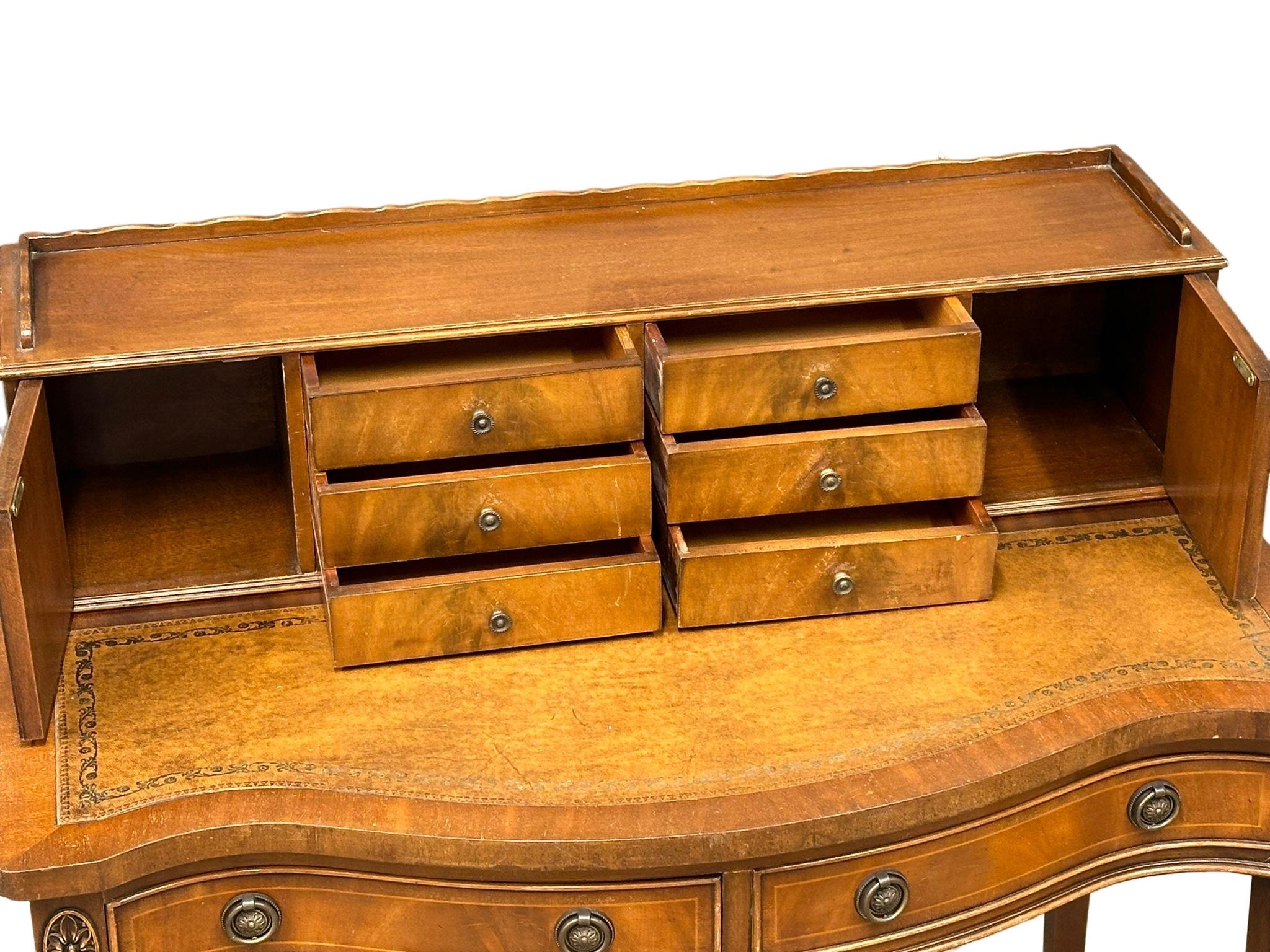 A Hepplewhite style mahogany writing desk with leather top. 91x51x98cm - Image 2 of 6