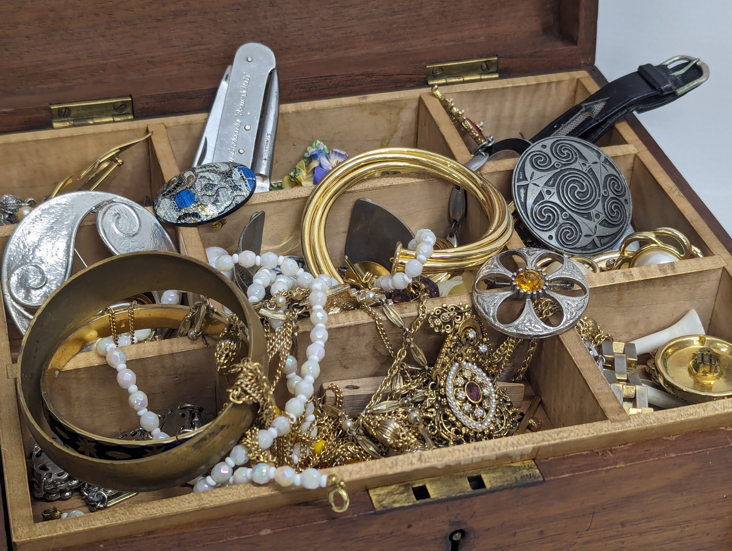 A quantity of costume jewellery including vintage brooches, bangles, necklaces, in a vintage - Bild 2 aus 2