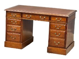 A Late Victorian pedestal writing desk with leather top. Circa 1890-1900. 122x68x74.5cm