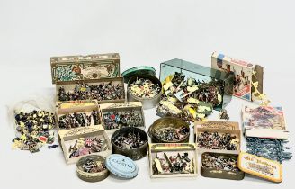 A large collection of vintage model soldiers. Mostly plastic.
