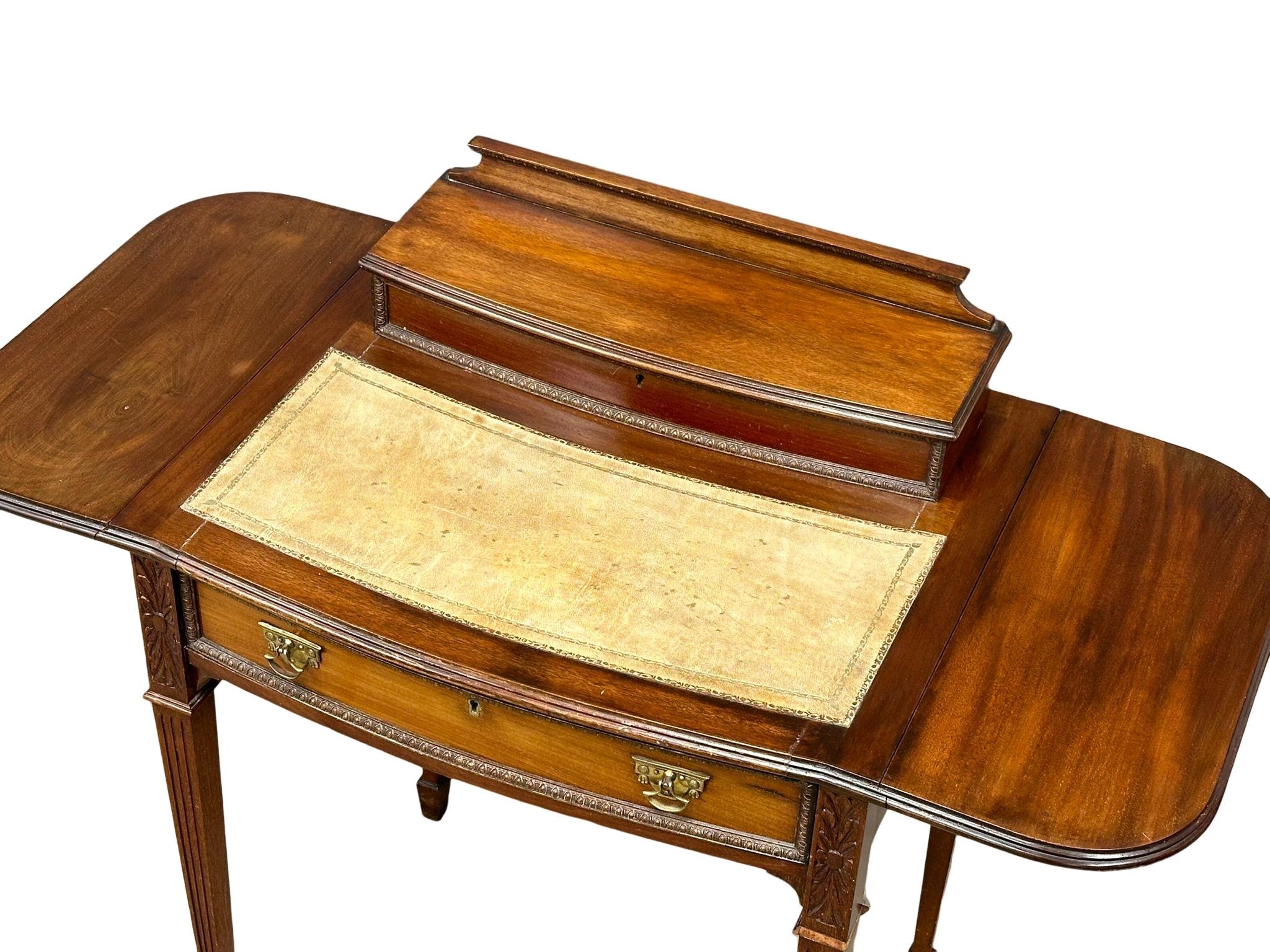 An Early 20th Century Hepplewhite Revival mahogany drop leaf writing table. Circa 1900-1910. - Image 6 of 7