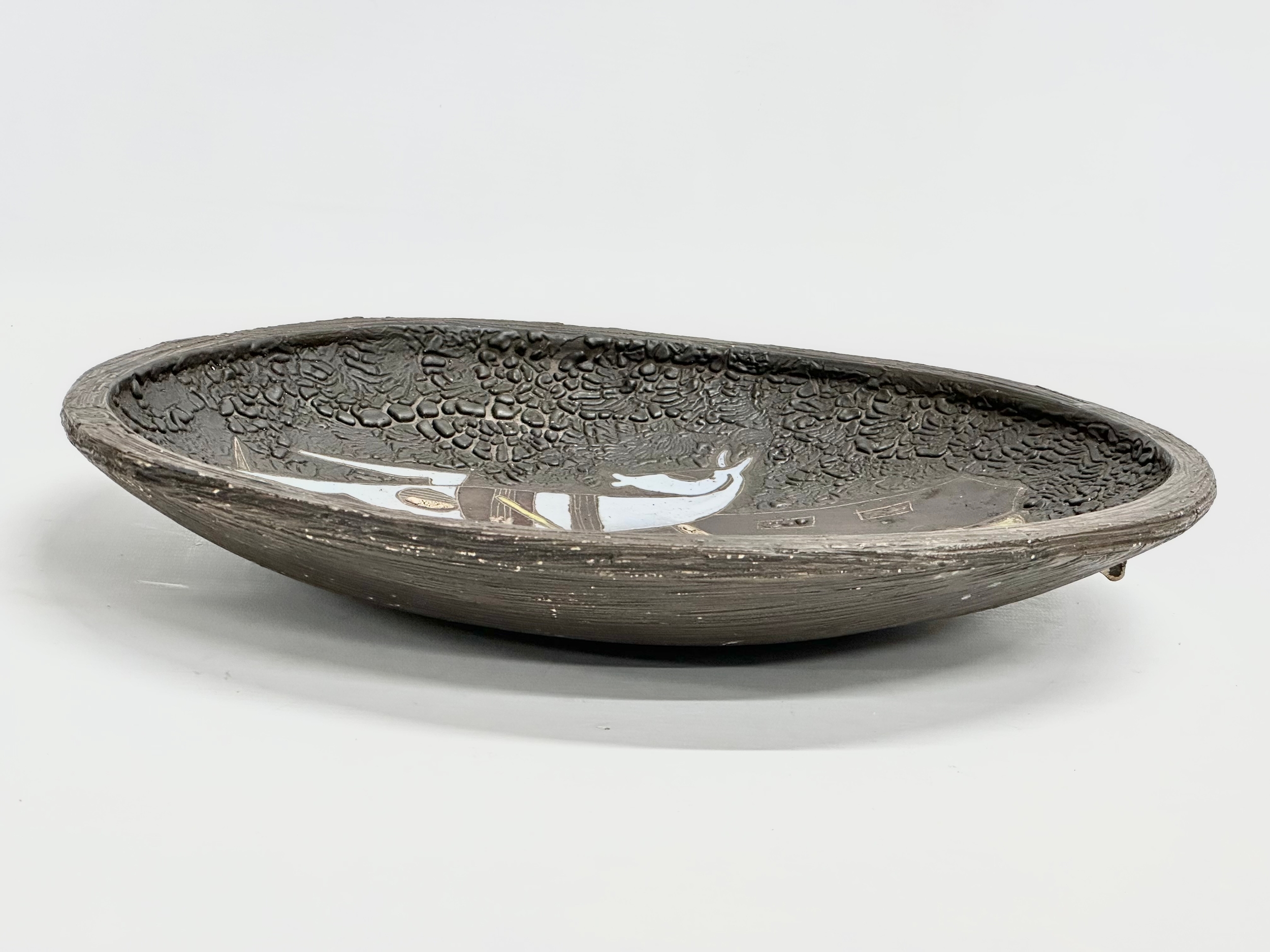 A large Mid 20th Century wall plaque/bowl by renowned pottery maker Manuel Benlloch. 31x36x5cm - Image 5 of 7