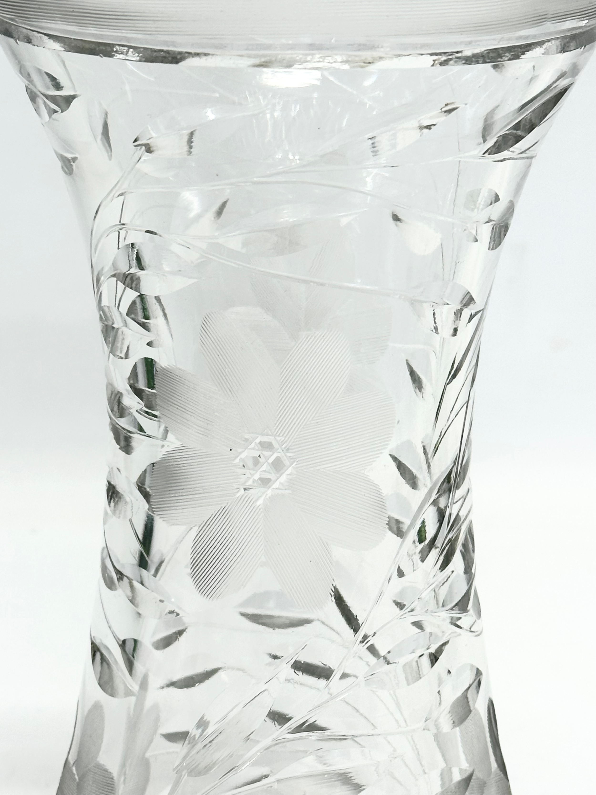 A large early 20th century good quality cut glass vase with etched sunflowers. Circa 1910. 31cm - Image 4 of 7