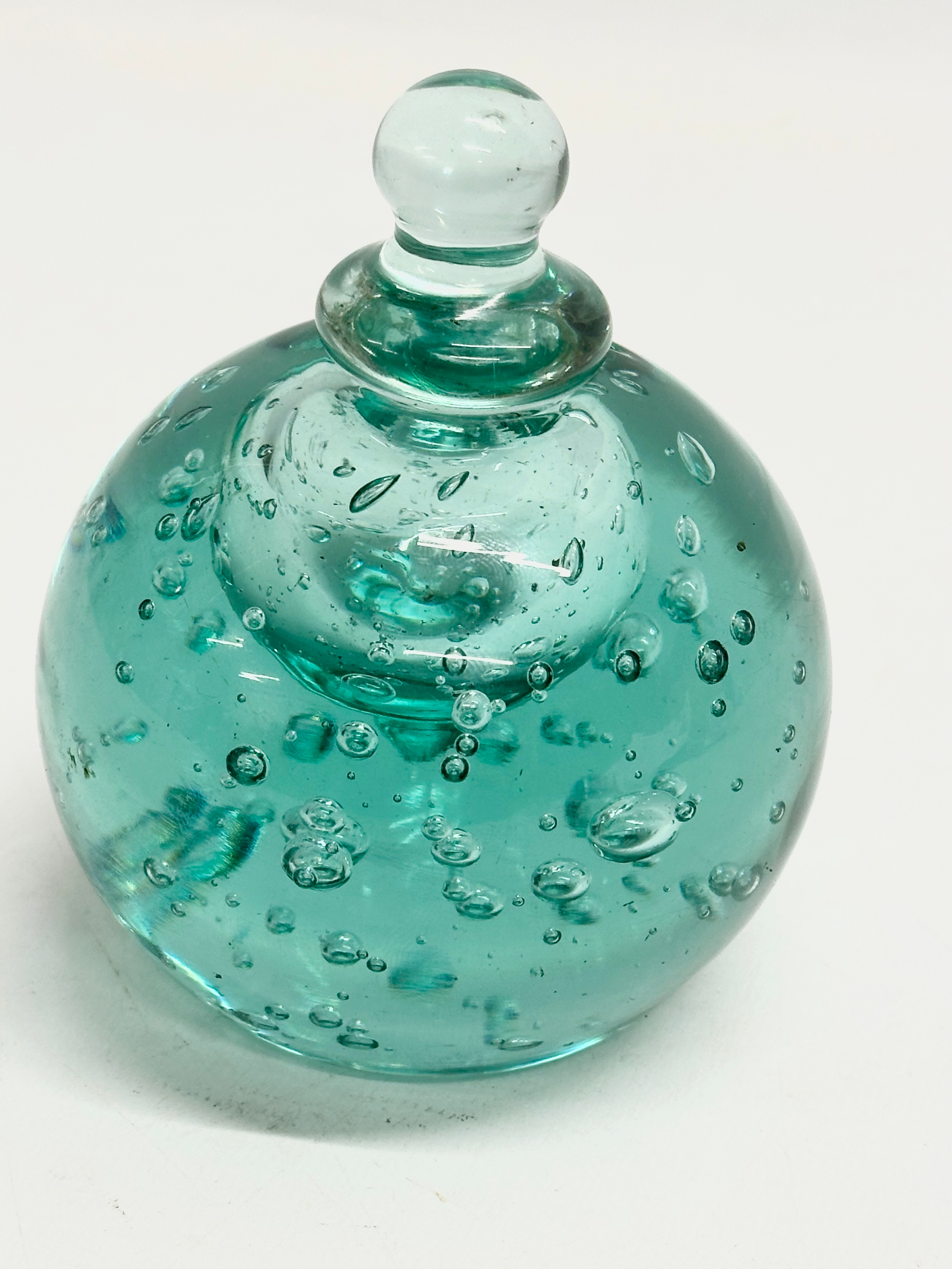 A Victorian glass paperweight inkwell with stopper. 9x11cm - Image 2 of 5