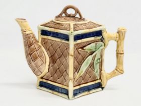 A Late 19th Century Majolica teapot by Thomas Forester. Circa 1880-1890. 24x15x19cm