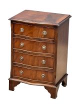 A small Georgian style mahogany serpentine front chest of drawers. 49x40x73cm