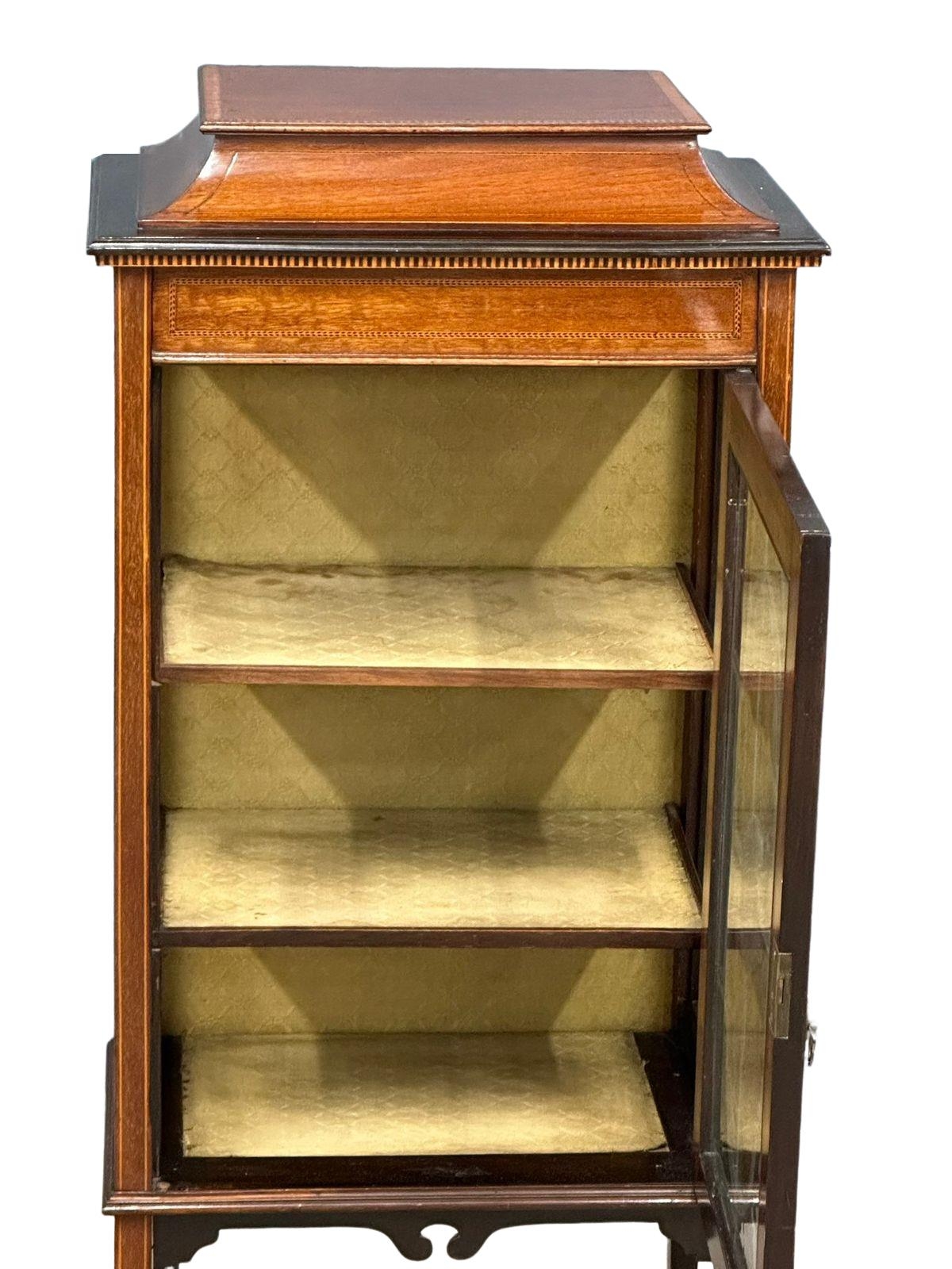 An Edwardian inlaid mahogany display cabinet. 56x34x123cm - Image 4 of 5
