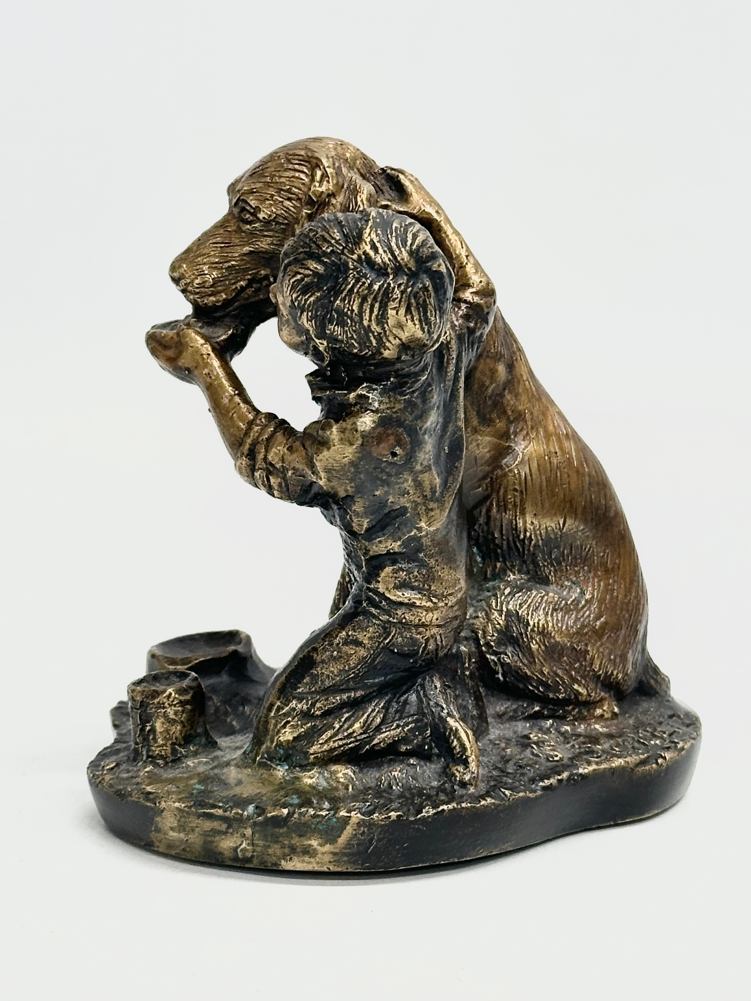 A bronze boy feeding dog figurine. Signed Schultz. 11x11cm - Image 3 of 5