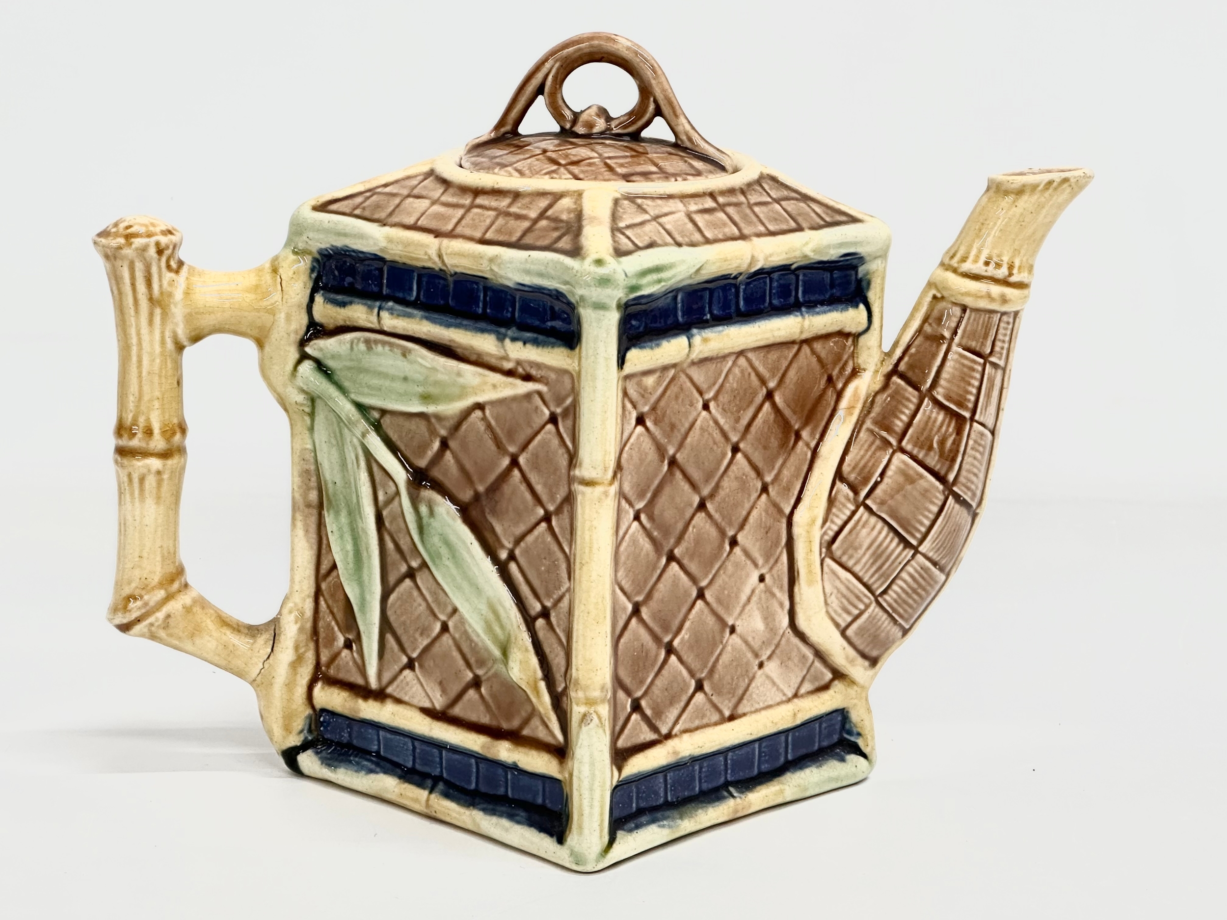 A Late 19th Century Majolica teapot by Thomas Forester. Circa 1880-1890. 24x15x19cm - Image 4 of 6