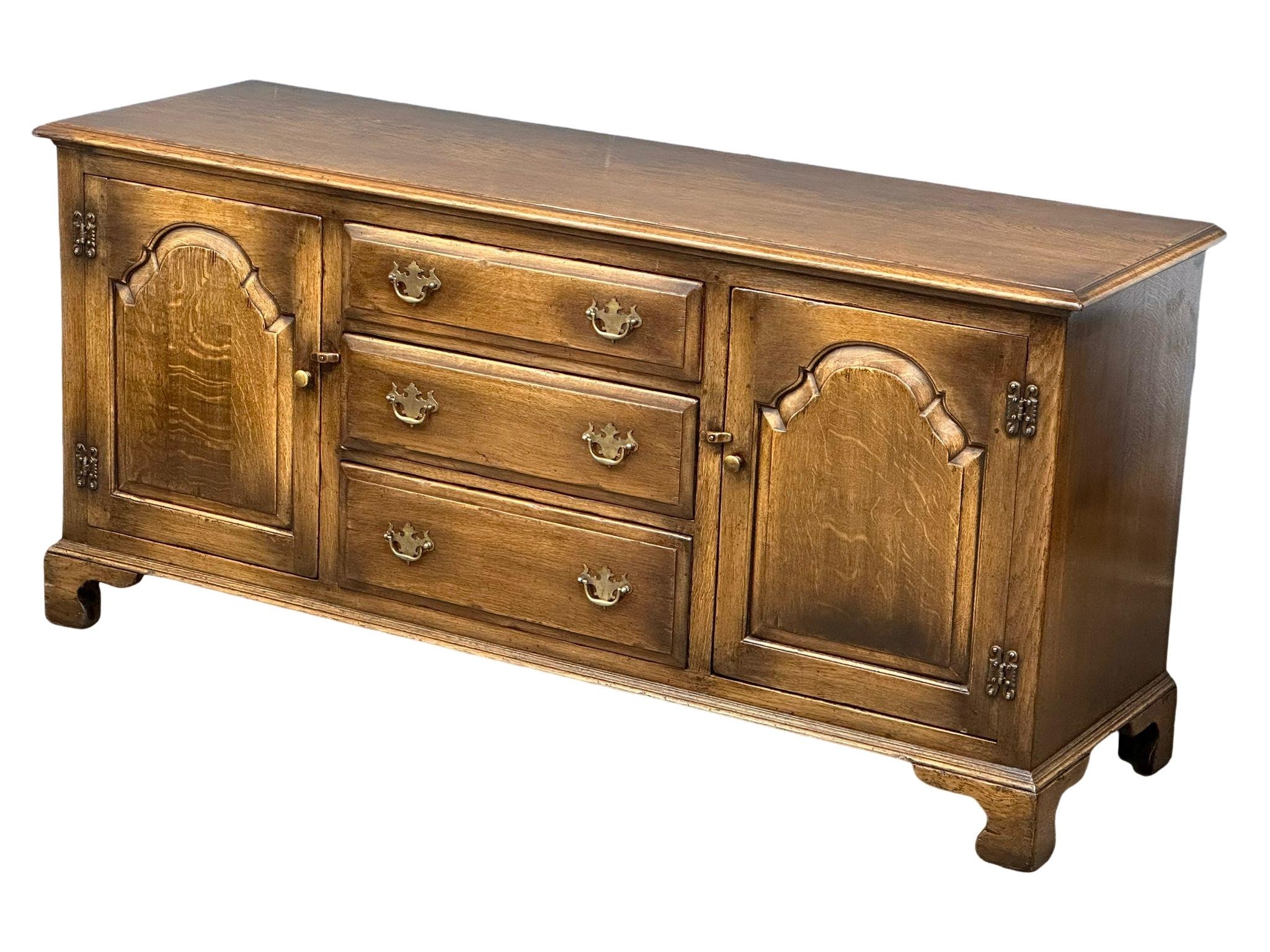 A large George III style Ipswich oak sideboard./dresser with 3 drawers and 2 cupboards. 166x52x79cm - Image 4 of 4