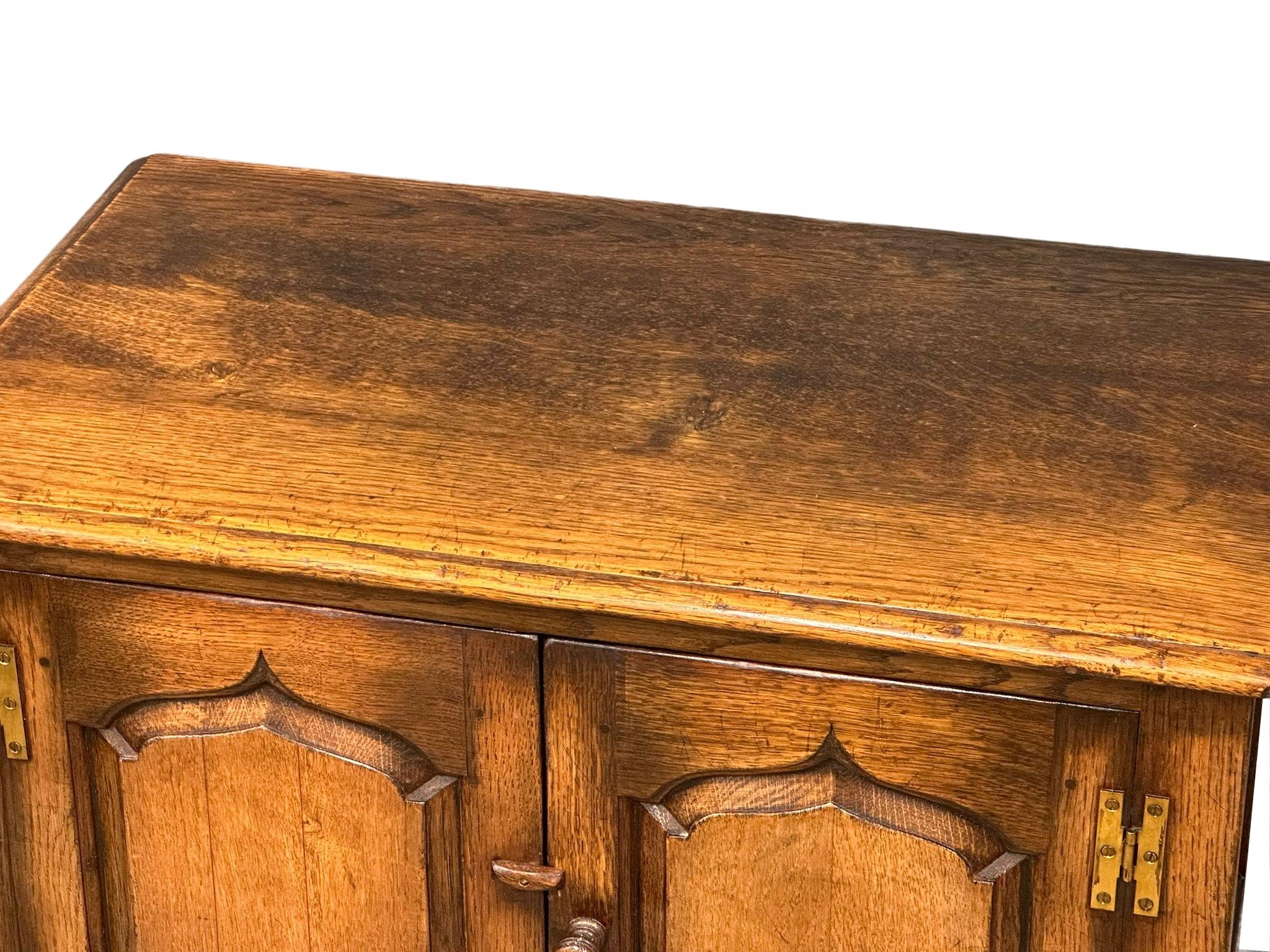 A George III style Ipswich oak side cabinet. 81x47x103cm - Image 2 of 4