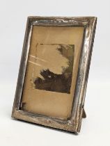 An early 20th century silver photo frame by Charles Edwin Turner. Birmingham, 1923. 13.5x18cm