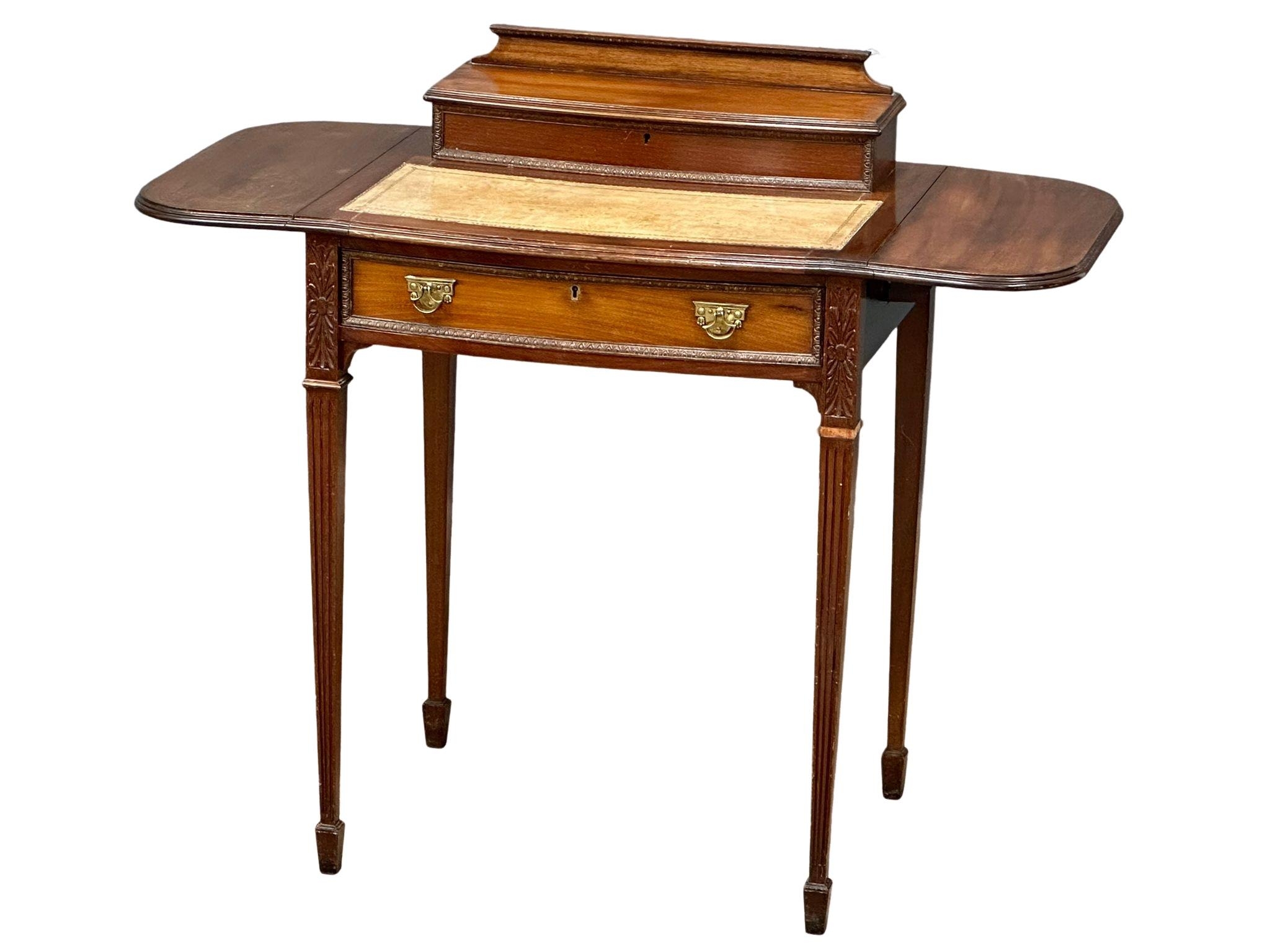 An Early 20th Century Hepplewhite Revival mahogany drop leaf writing table. Circa 1900-1910. - Image 7 of 7