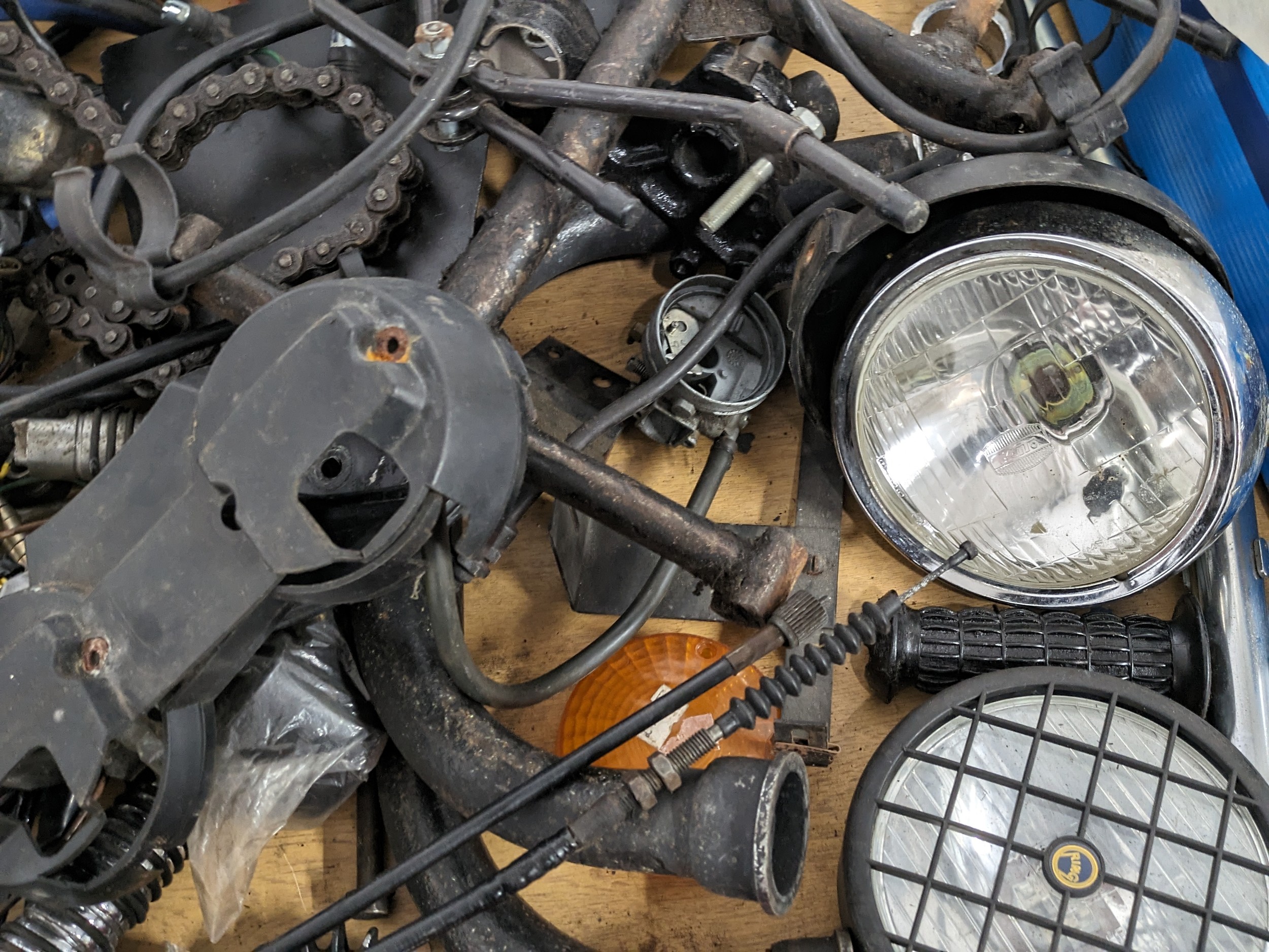 A quantity of motorbike parts - Bild 4 aus 9